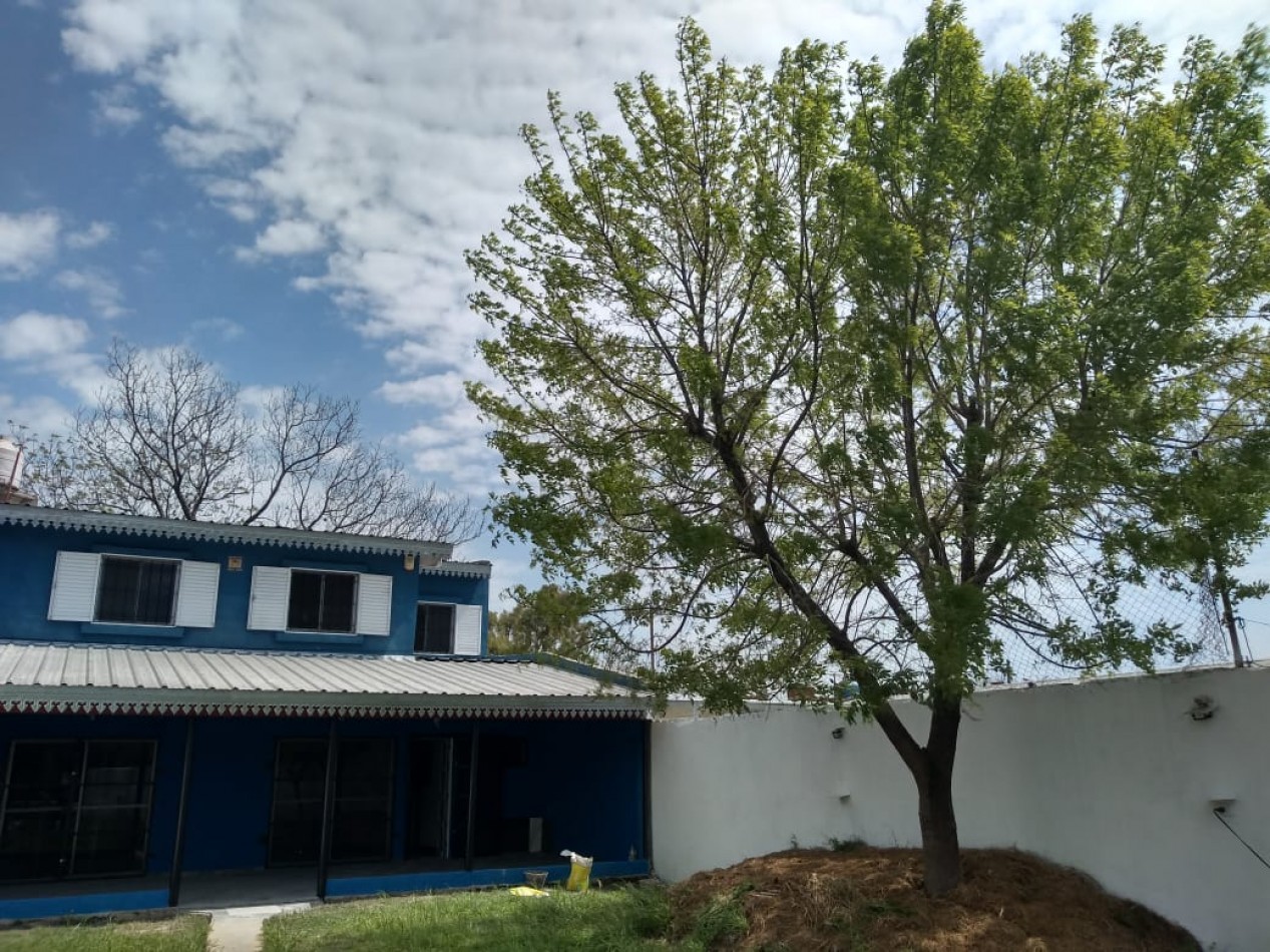 CASA DE 4 AMB.CON PARQUE Y ENTRADA P/ VARIOS AUTOS