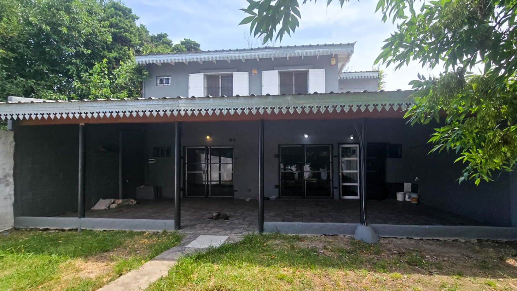 CASA DE 4 AMB.CON PARQUE Y ENTRADA P/ VARIOS AUTOS