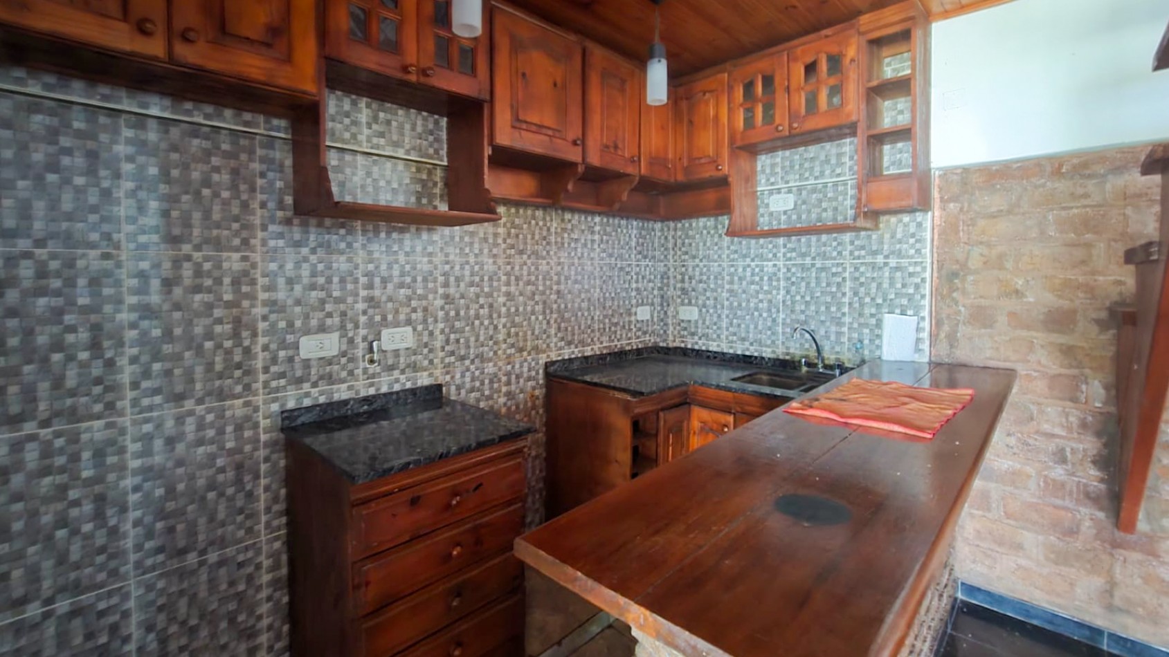 CASA DE 4 AMB.CON PARQUE Y ENTRADA P/ VARIOS AUTOS