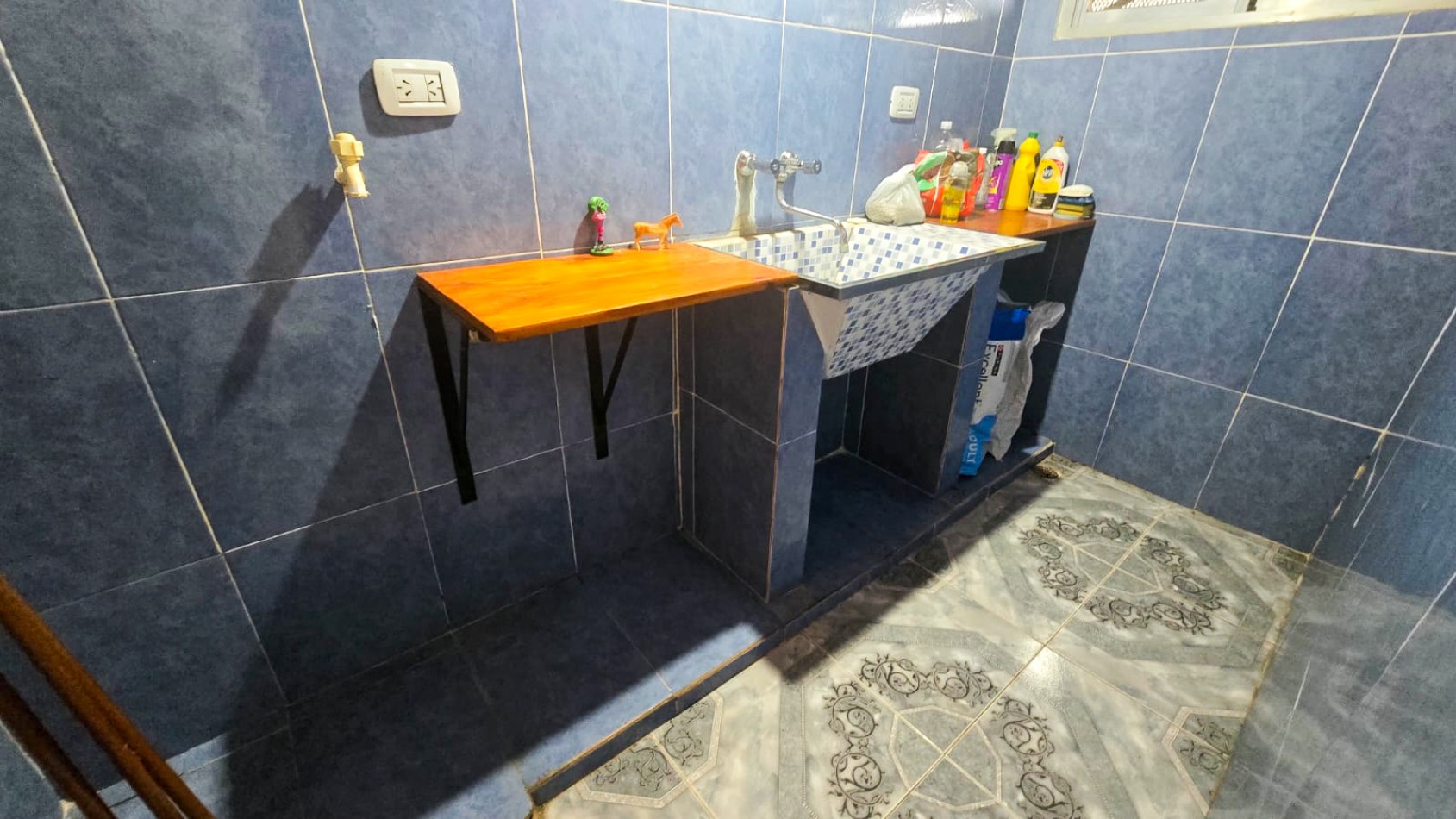 CASA DE 4 AMB.CON PARQUE Y ENTRADA P/ VARIOS AUTOS