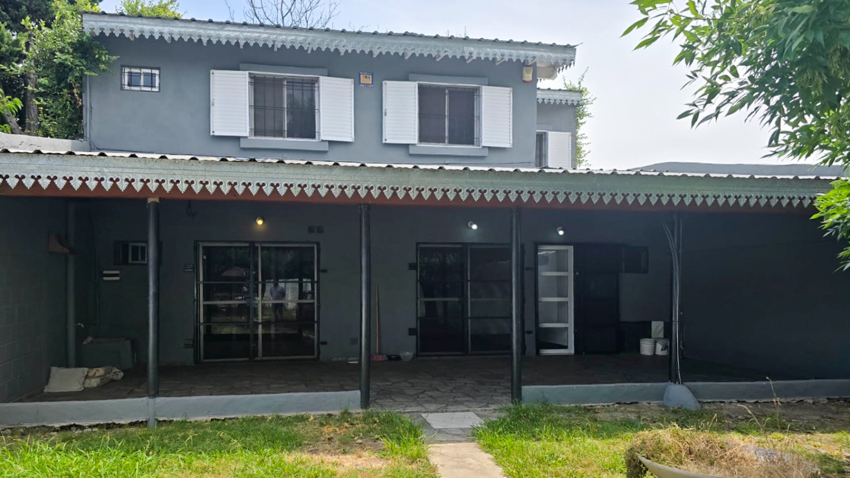 CASA DE 4 AMB.CON PARQUE Y ENTRADA P/ VARIOS AUTOS