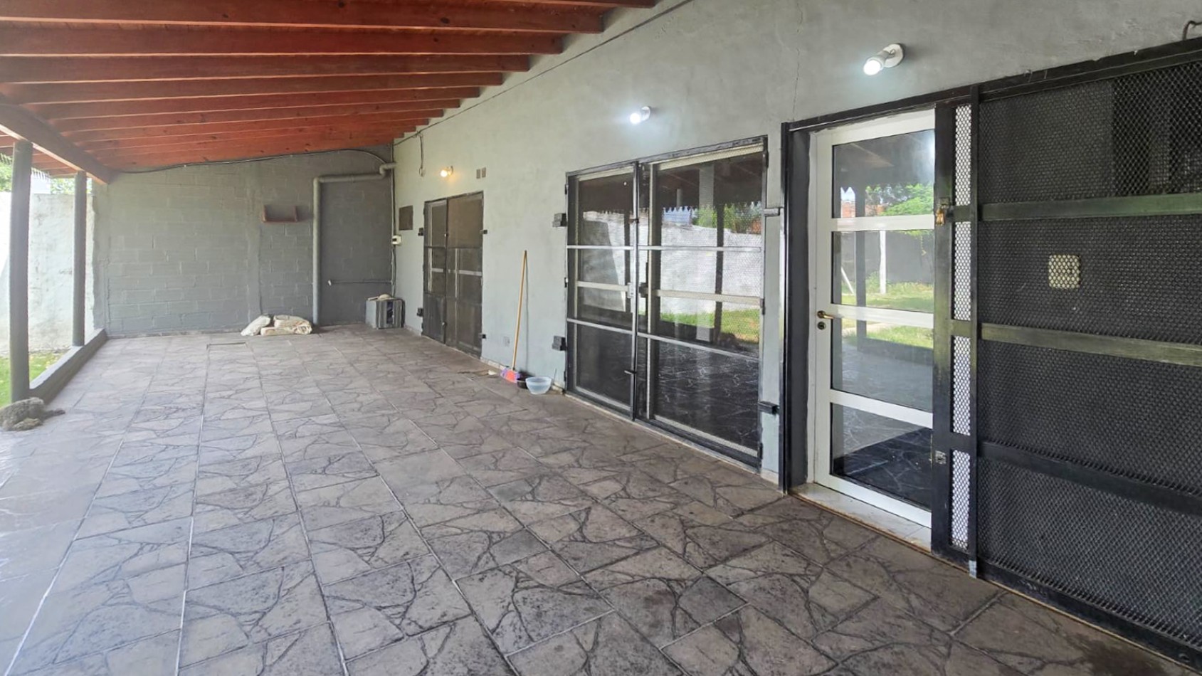 CASA DE 4 AMB.CON PARQUE Y ENTRADA P/ VARIOS AUTOS