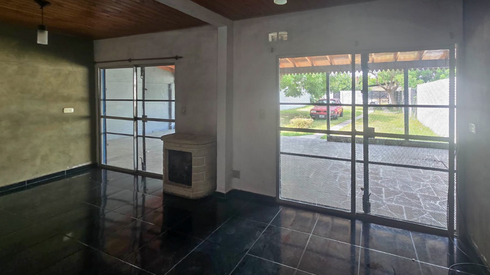 CASA DE 4 AMB.CON PARQUE Y ENTRADA P/ VARIOS AUTOS