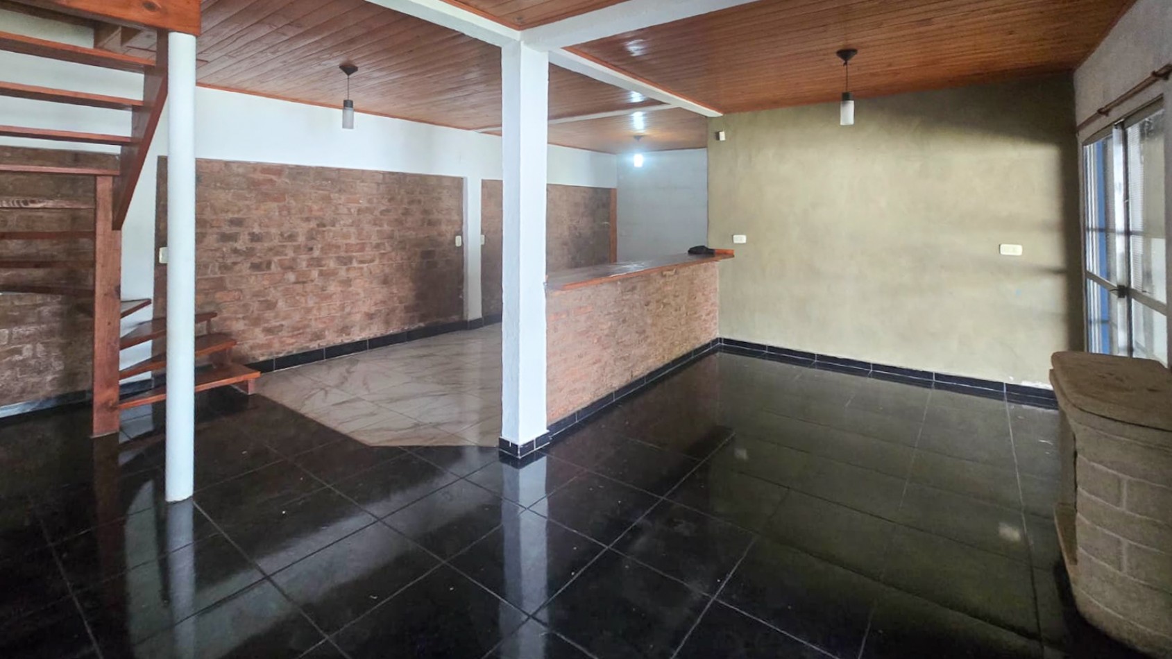 CASA DE 4 AMB.CON PARQUE Y ENTRADA P/ VARIOS AUTOS