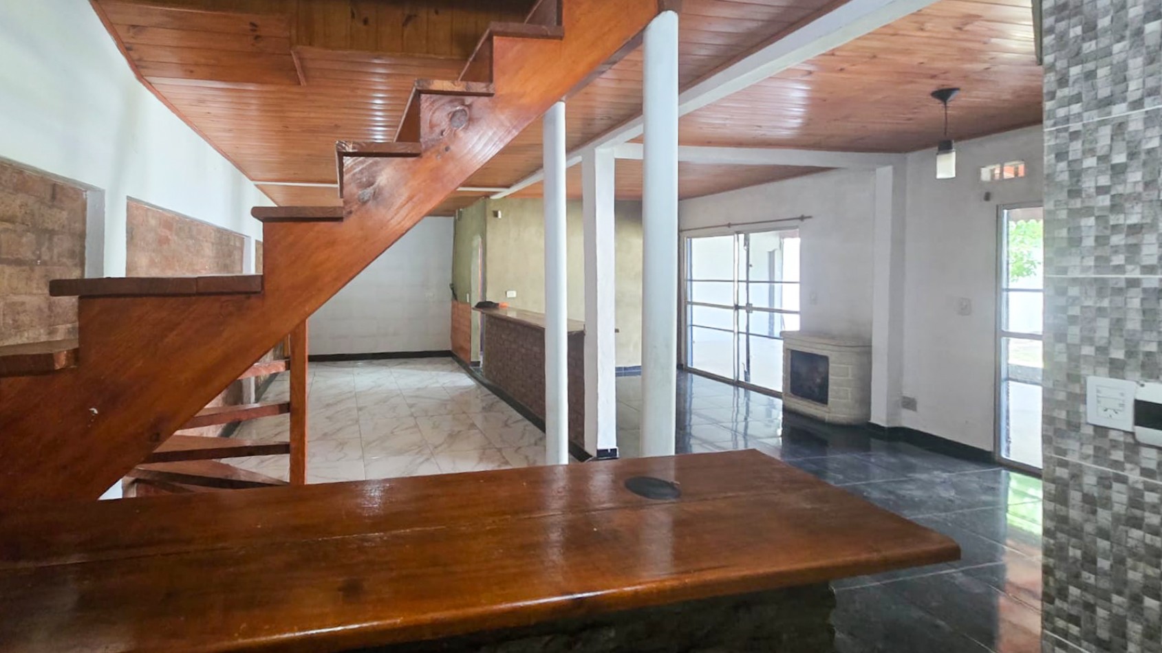 CASA DE 4 AMB.CON PARQUE Y ENTRADA P/ VARIOS AUTOS