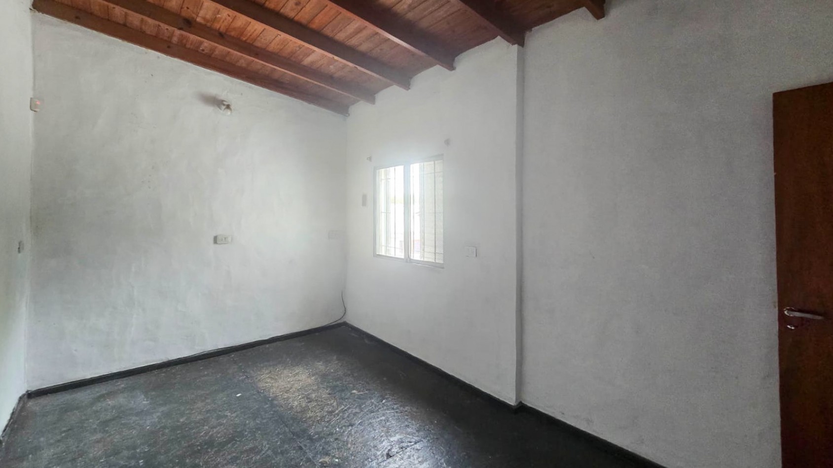 CASA DE 4 AMB.CON PARQUE Y ENTRADA P/ VARIOS AUTOS