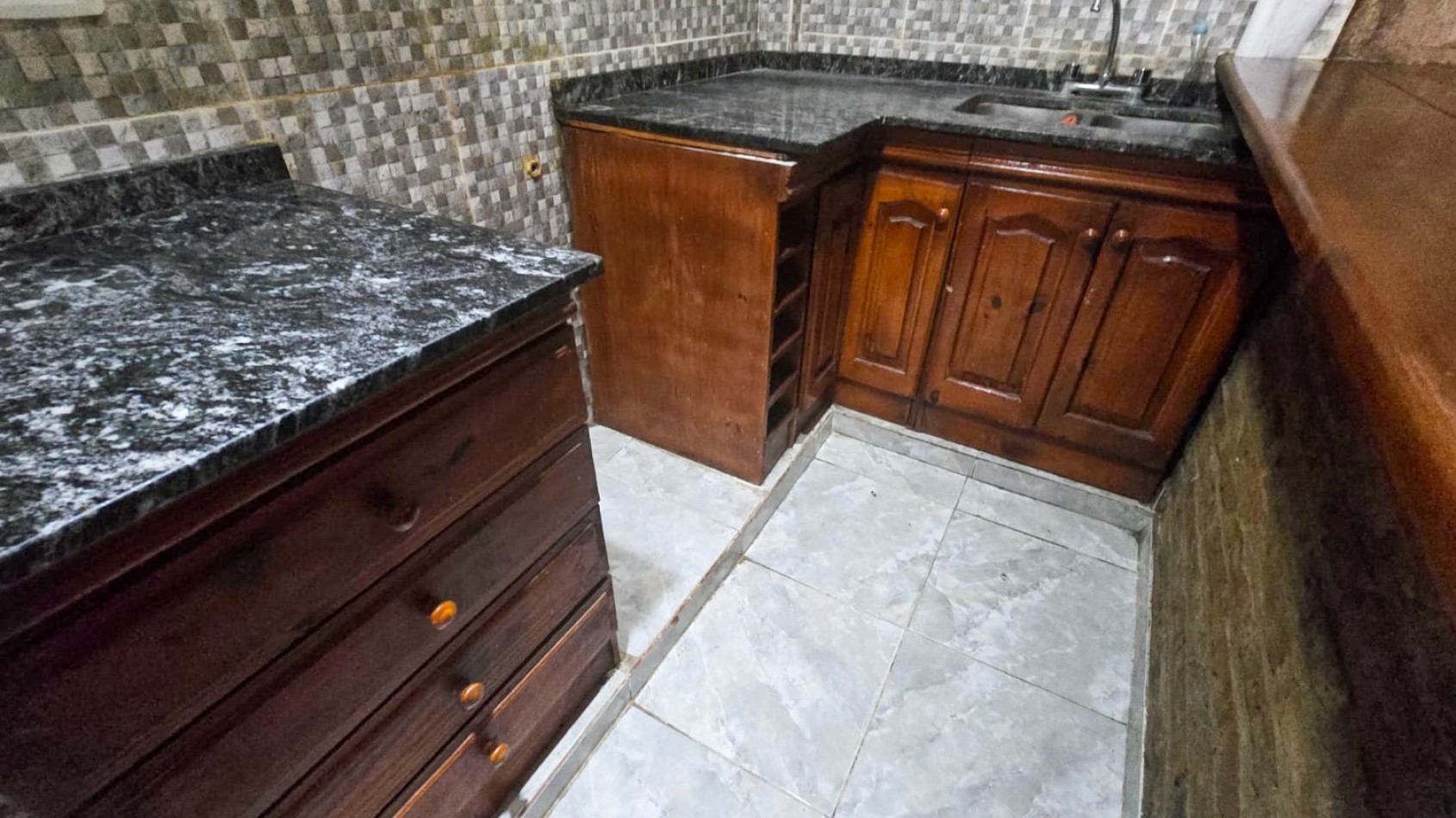 CASA DE 4 AMB.CON PARQUE Y ENTRADA P/ VARIOS AUTOS