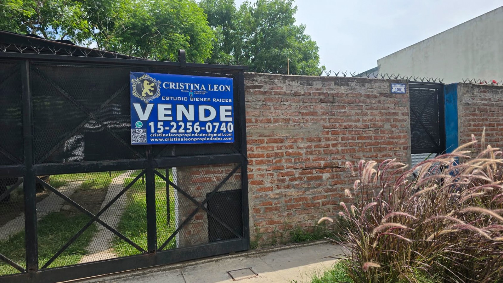 CASA DE 4 AMB.CON PARQUE Y ENTRADA P/ VARIOS AUTOS