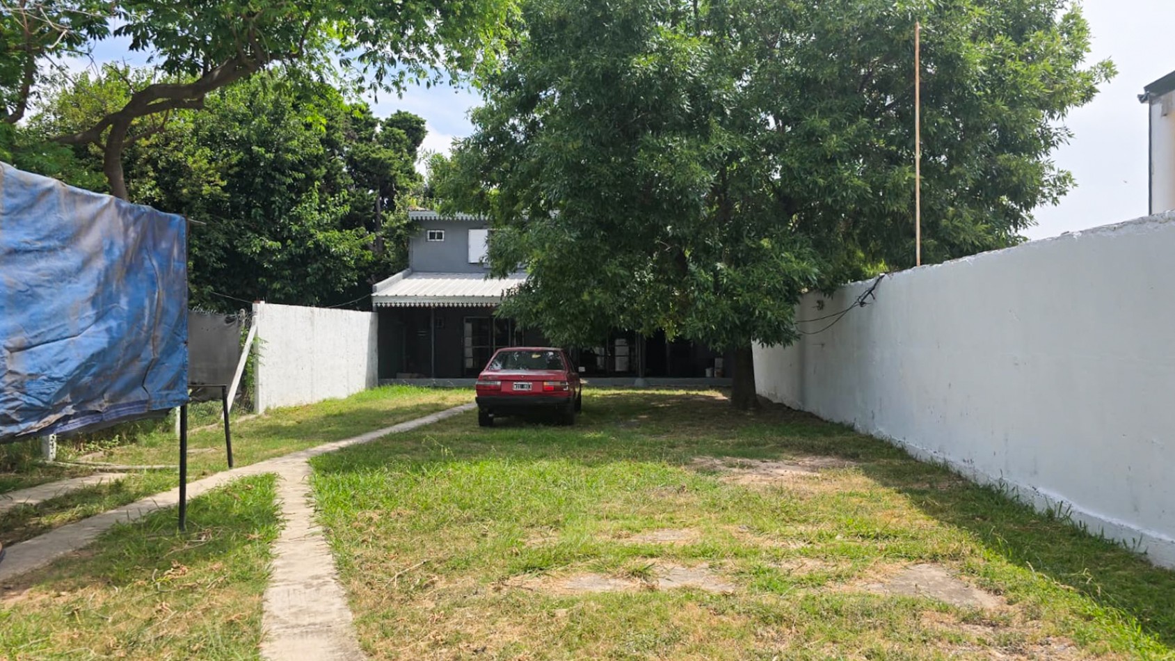 CASA DE 4 AMB.CON PARQUE Y ENTRADA P/ VARIOS AUTOS