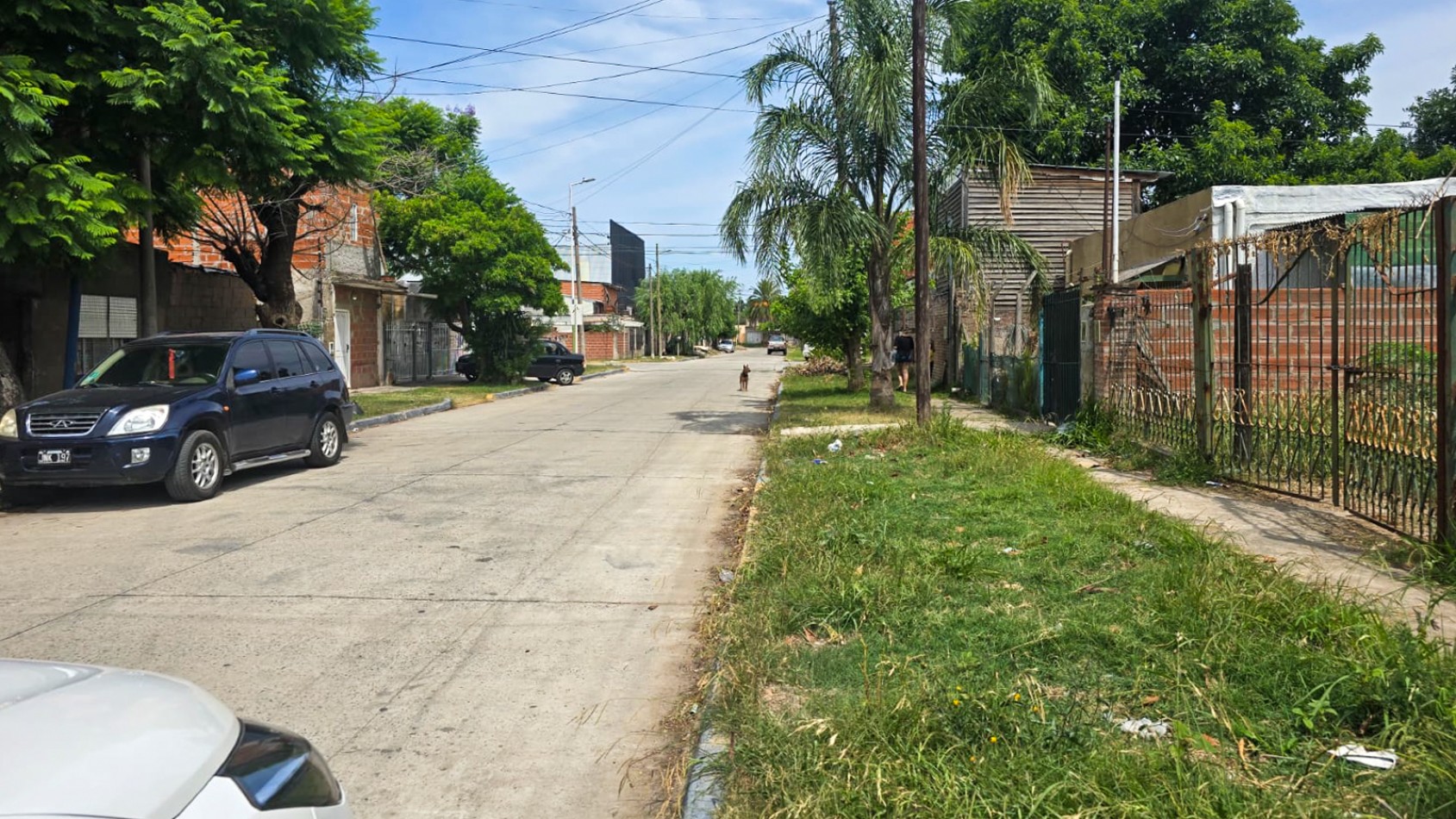 CASA DE 4 AMB.CON PARQUE Y ENTRADA P/ VARIOS AUTOS