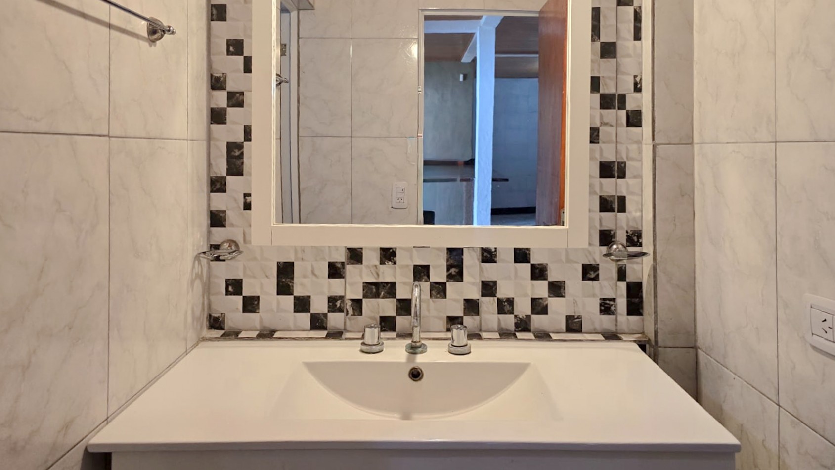 CASA DE 4 AMB.CON PARQUE Y ENTRADA P/ VARIOS AUTOS