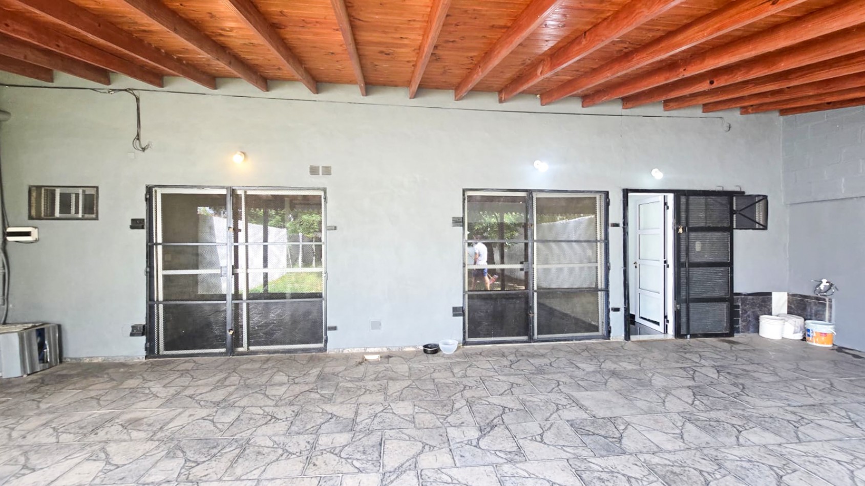 CASA DE 4 AMB.CON PARQUE Y ENTRADA P/ VARIOS AUTOS