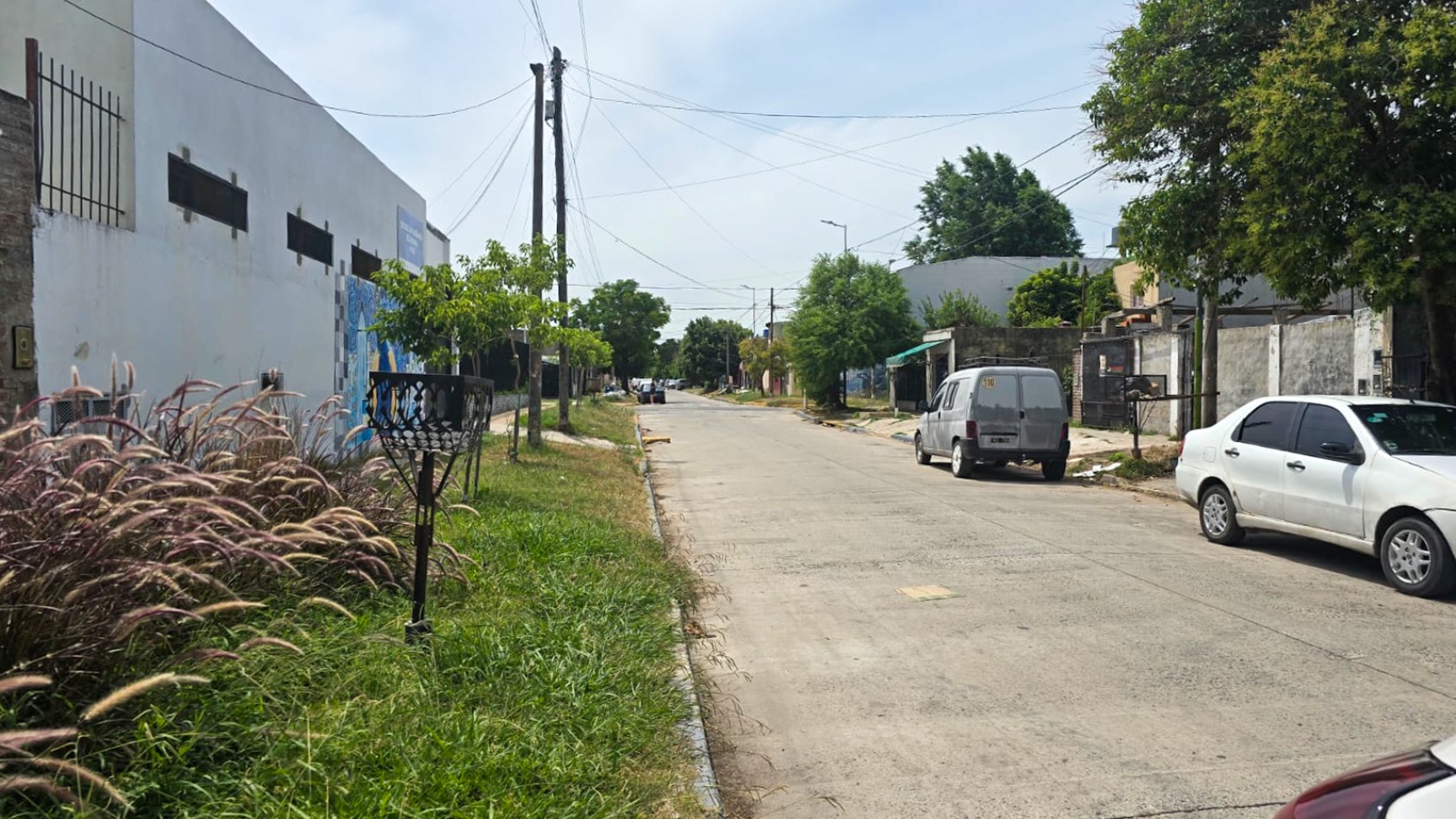 CASA DE 4 AMB.CON PARQUE Y ENTRADA P/ VARIOS AUTOS