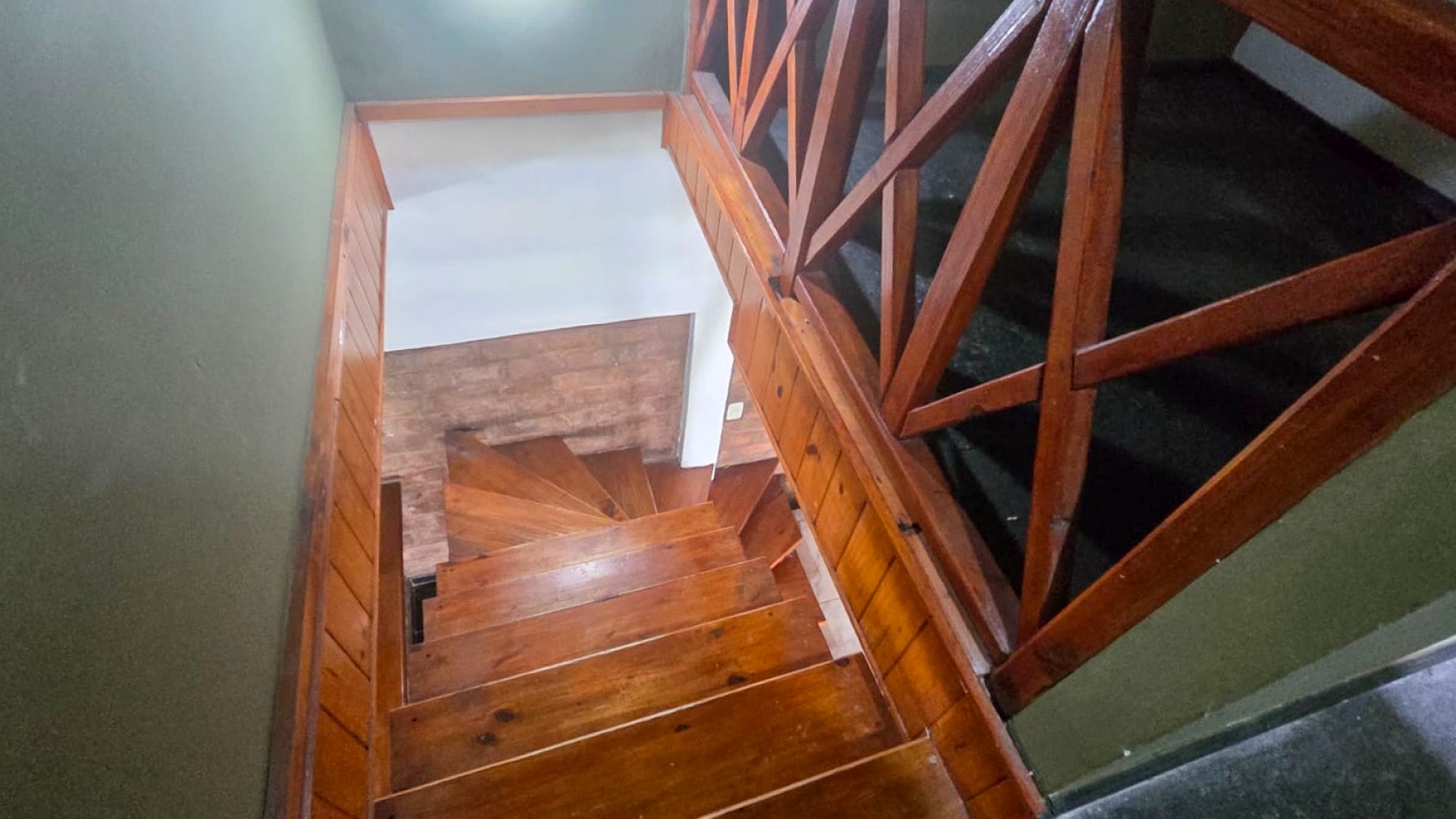 CASA DE 4 AMB.CON PARQUE Y ENTRADA P/ VARIOS AUTOS