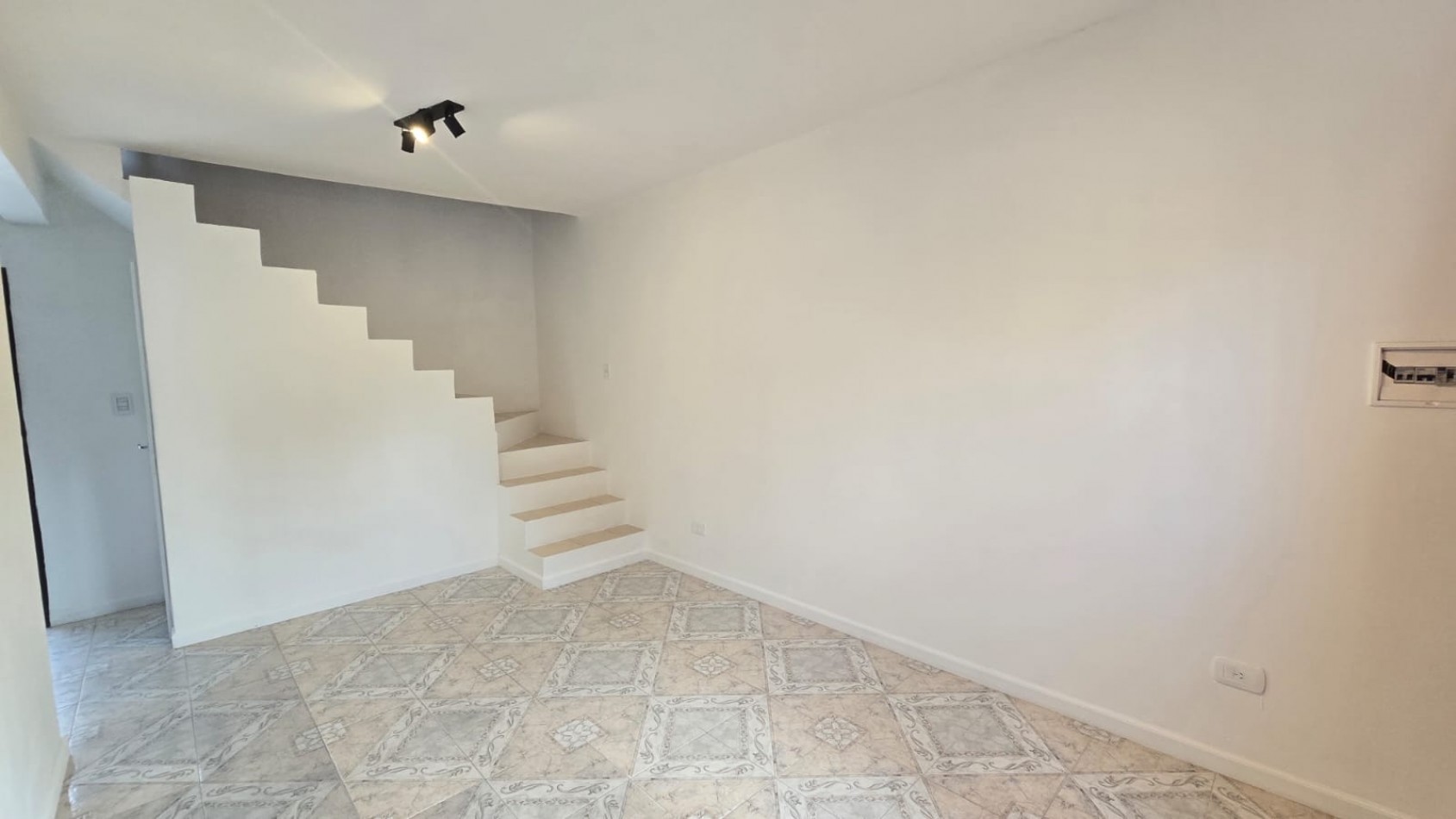 DUPLEX 3 AMB. AMPLIO C/ PATIO Y GARAGE