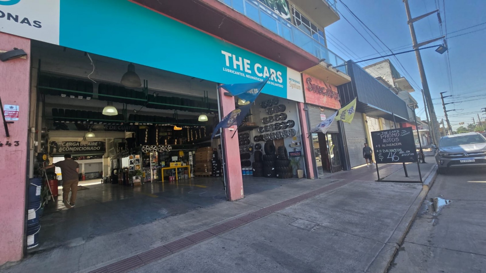 LOCAL 200 M2 C/ ENTREPISO Y DOS OFICINAS