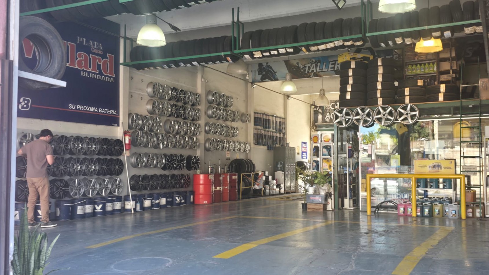 LOCAL 200 M2 C/ ENTREPISO Y DOS OFICINAS