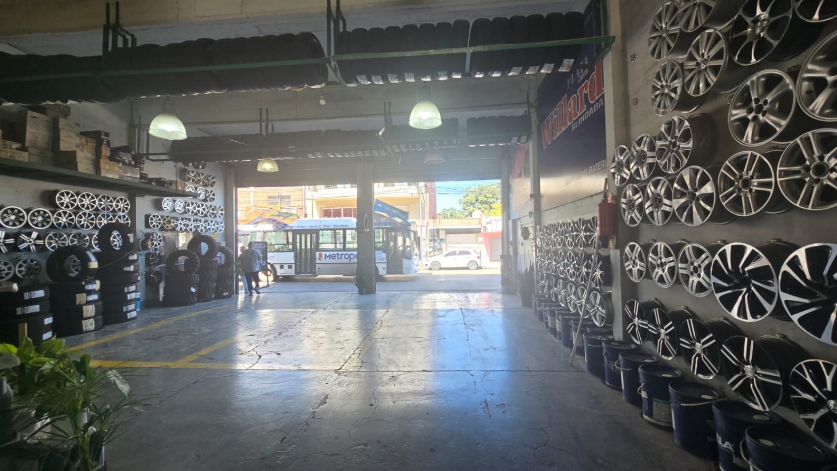 LOCAL 200 M2 C/ ENTREPISO Y DOS OFICINAS