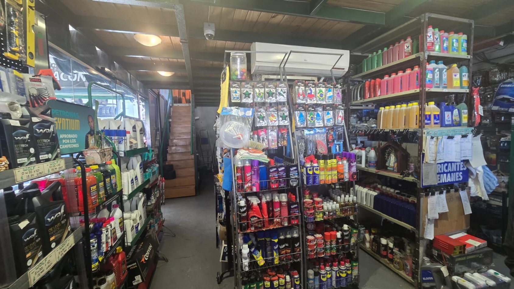 LOCAL 200 M2 C/ ENTREPISO Y DOS OFICINAS