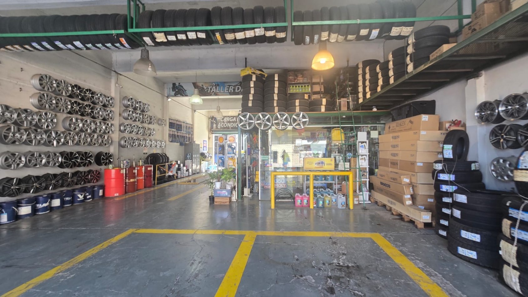 LOCAL 200 M2 C/ ENTREPISO Y DOS OFICINAS