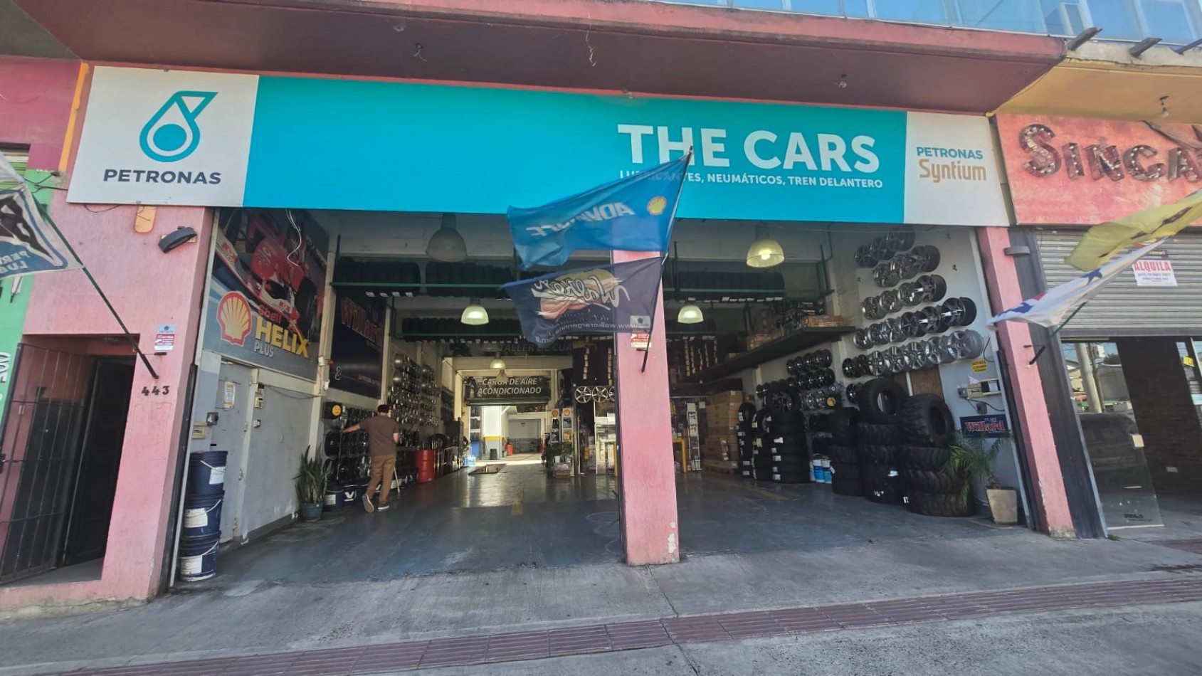 LOCAL 200 M2 C/ ENTREPISO Y DOS OFICINAS