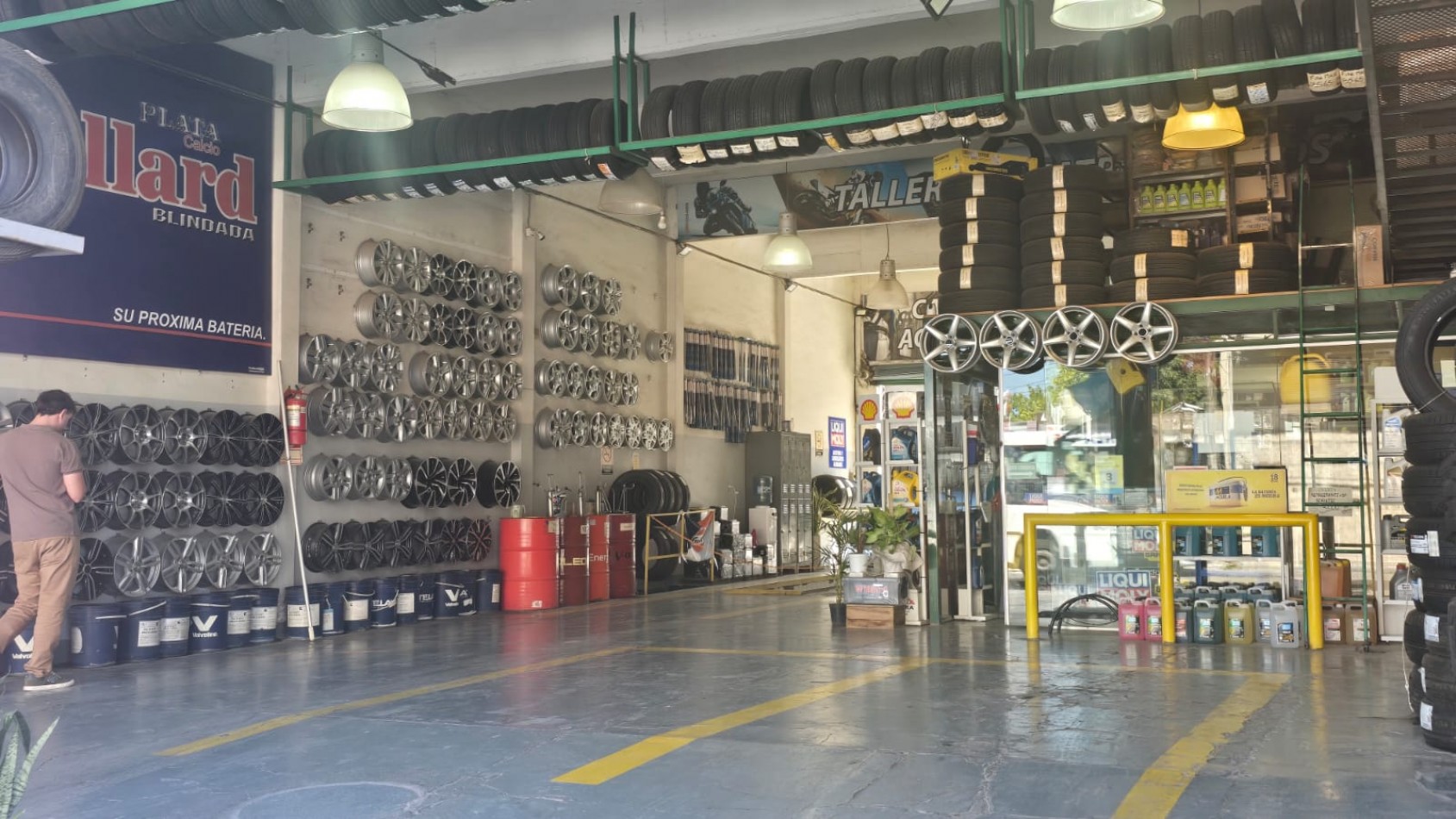 LOCAL 200 M2 C/ ENTREPISO Y DOS OFICINAS