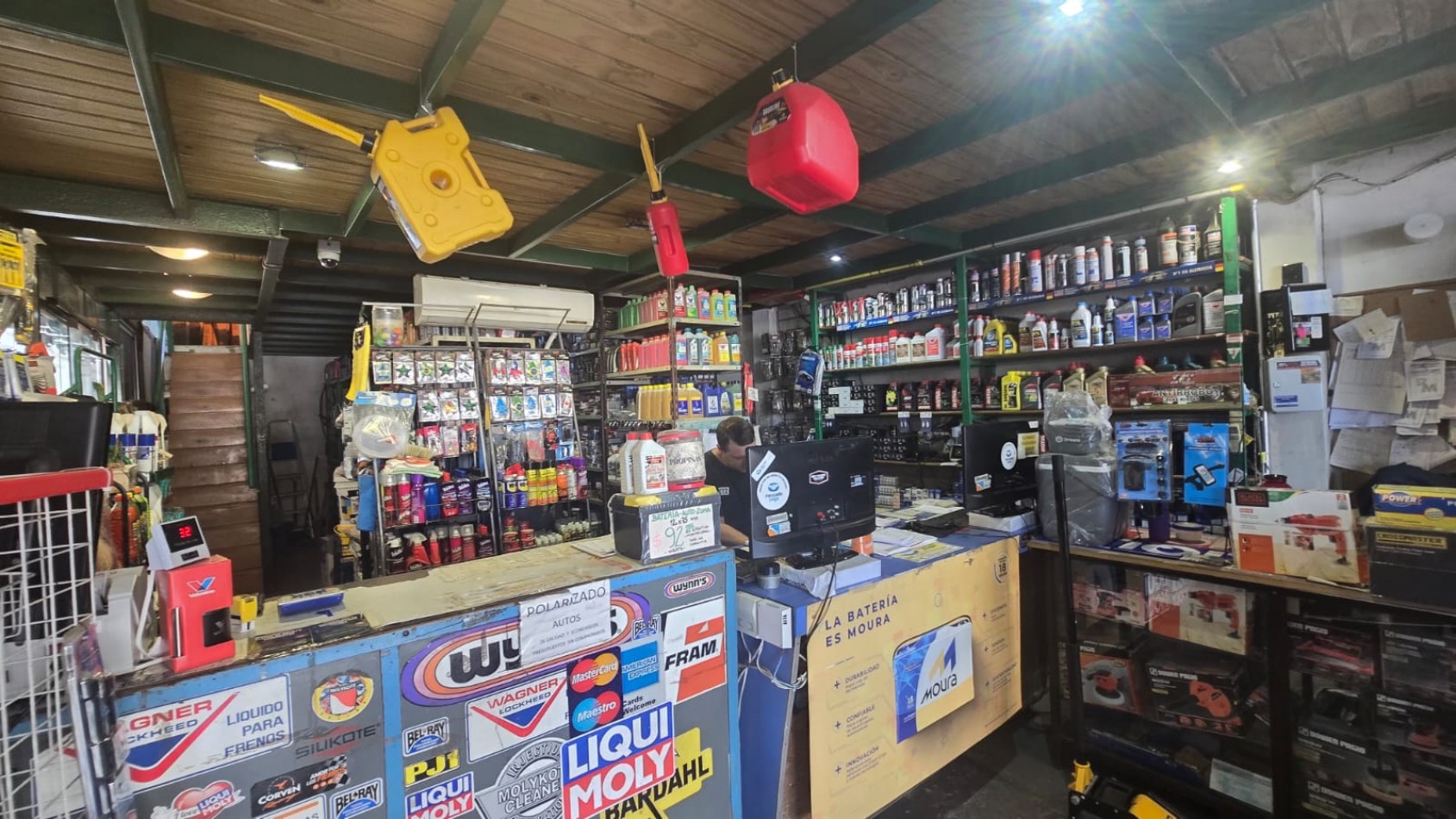 LOCAL 200 M2 C/ ENTREPISO Y DOS OFICINAS