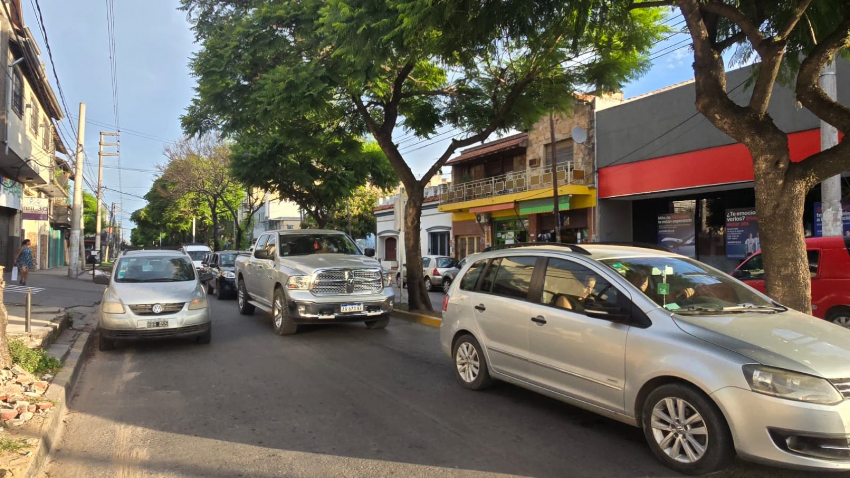 LOCAL 100 M2 EN ESQUINA