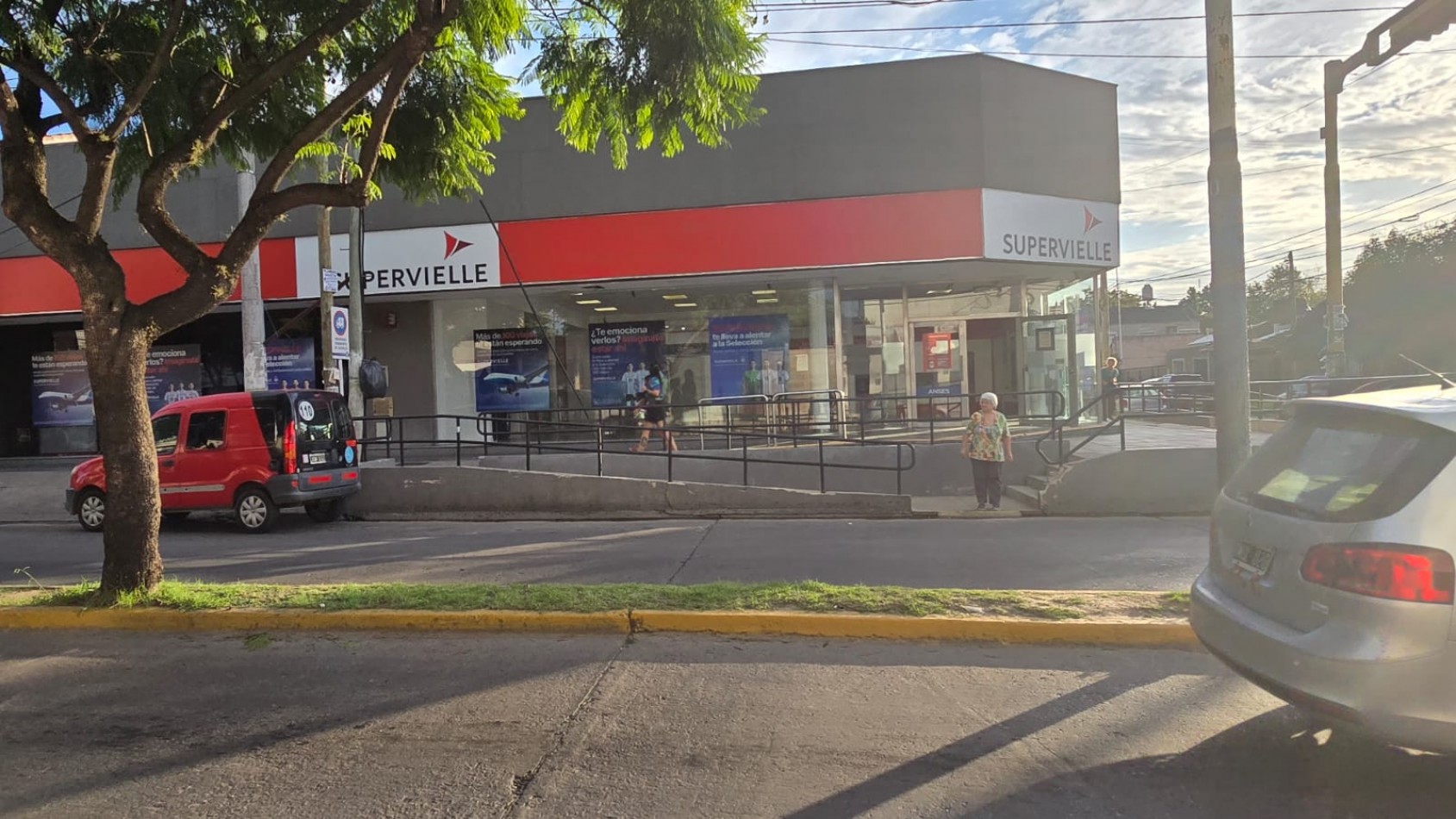 LOCAL 100 M2 EN ESQUINA