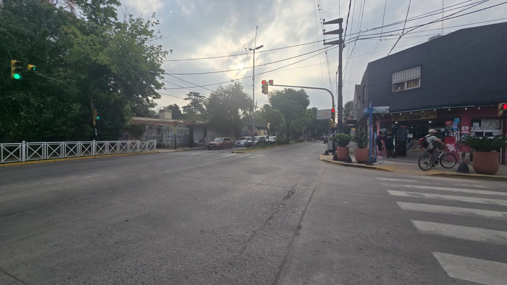 LOCAL 90 M2.  ESQUINA 