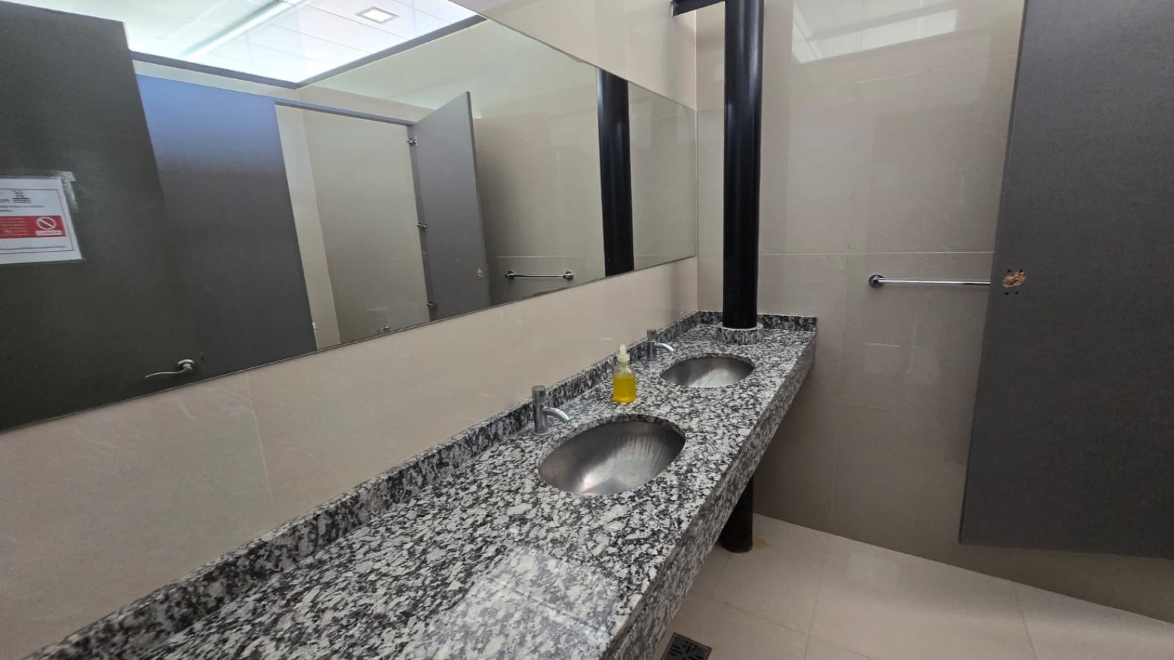 DEPARTAMENTO 3 AMB. PLANTA BAJA C/ COCHERA Y PARQUE (COMPLEJO CERRADO)