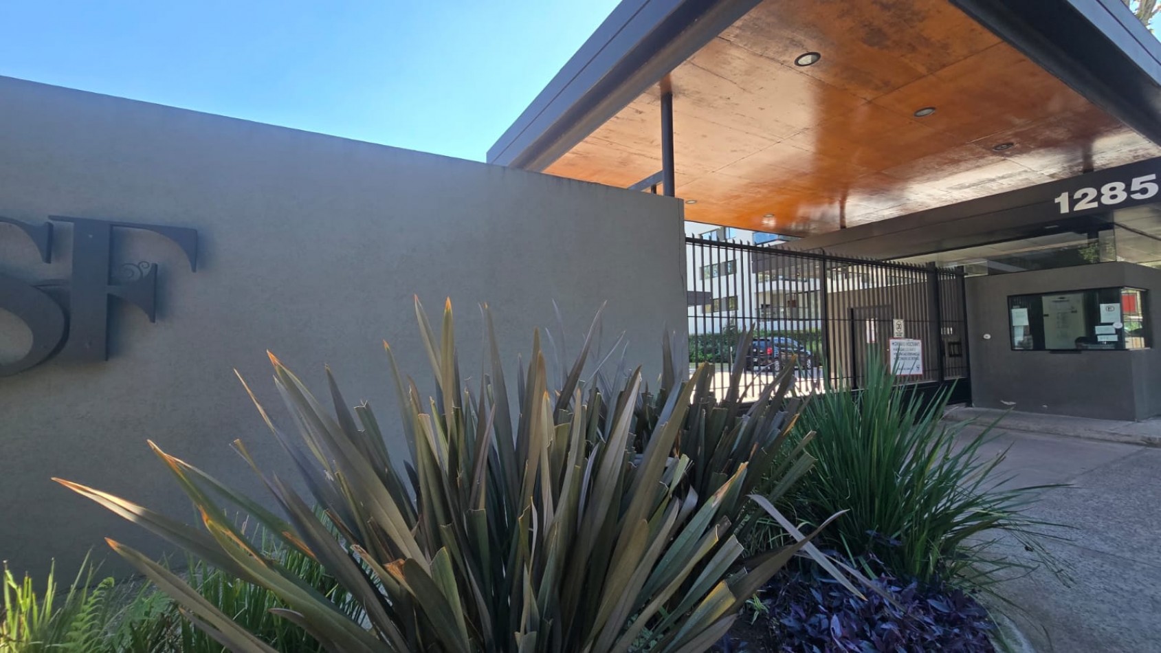 DEPARTAMENTO 3 AMB. PLANTA BAJA C/ COCHERA Y PARQUE (COMPLEJO CERRADO)