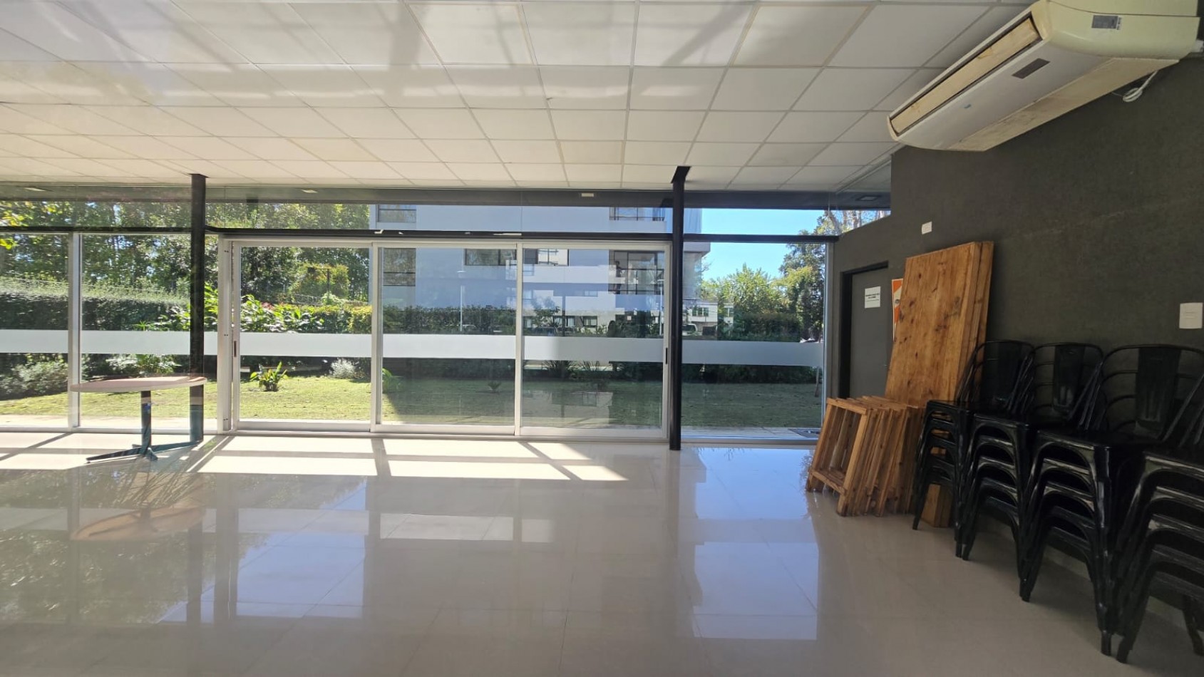 DEPARTAMENTO 3 AMB. PLANTA BAJA C/ COCHERA Y PARQUE (COMPLEJO CERRADO)