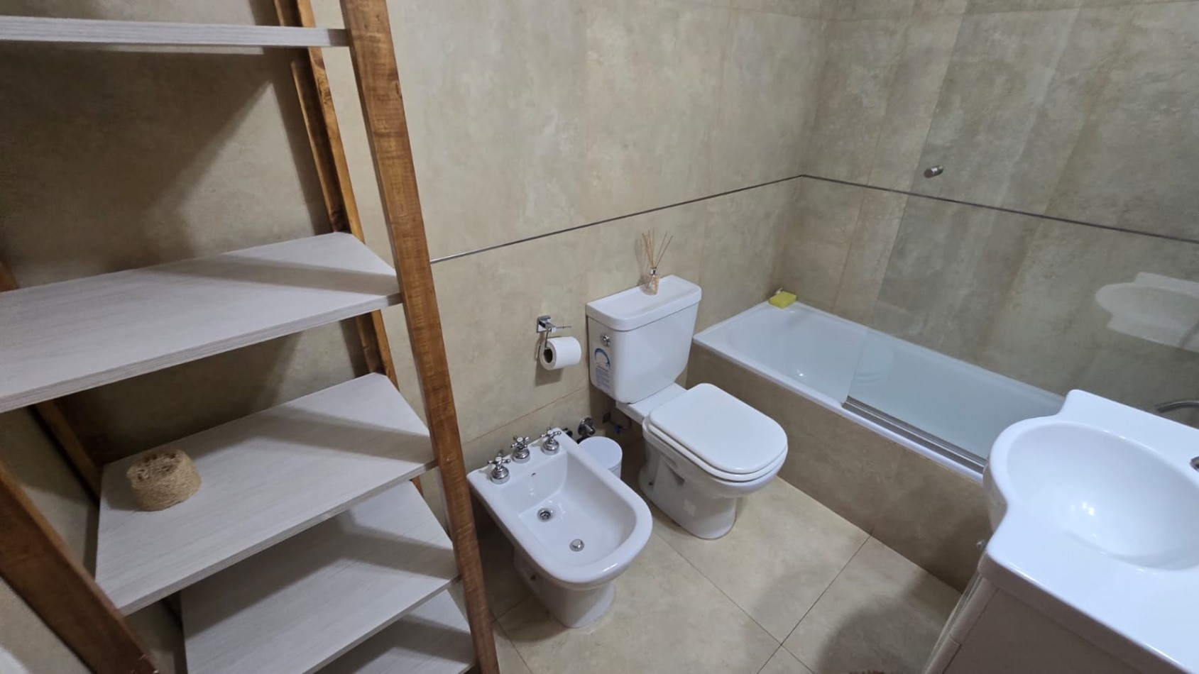 DEPARTAMENTO 3 AMB. PLANTA BAJA C/ COCHERA Y PARQUE (COMPLEJO CERRADO)