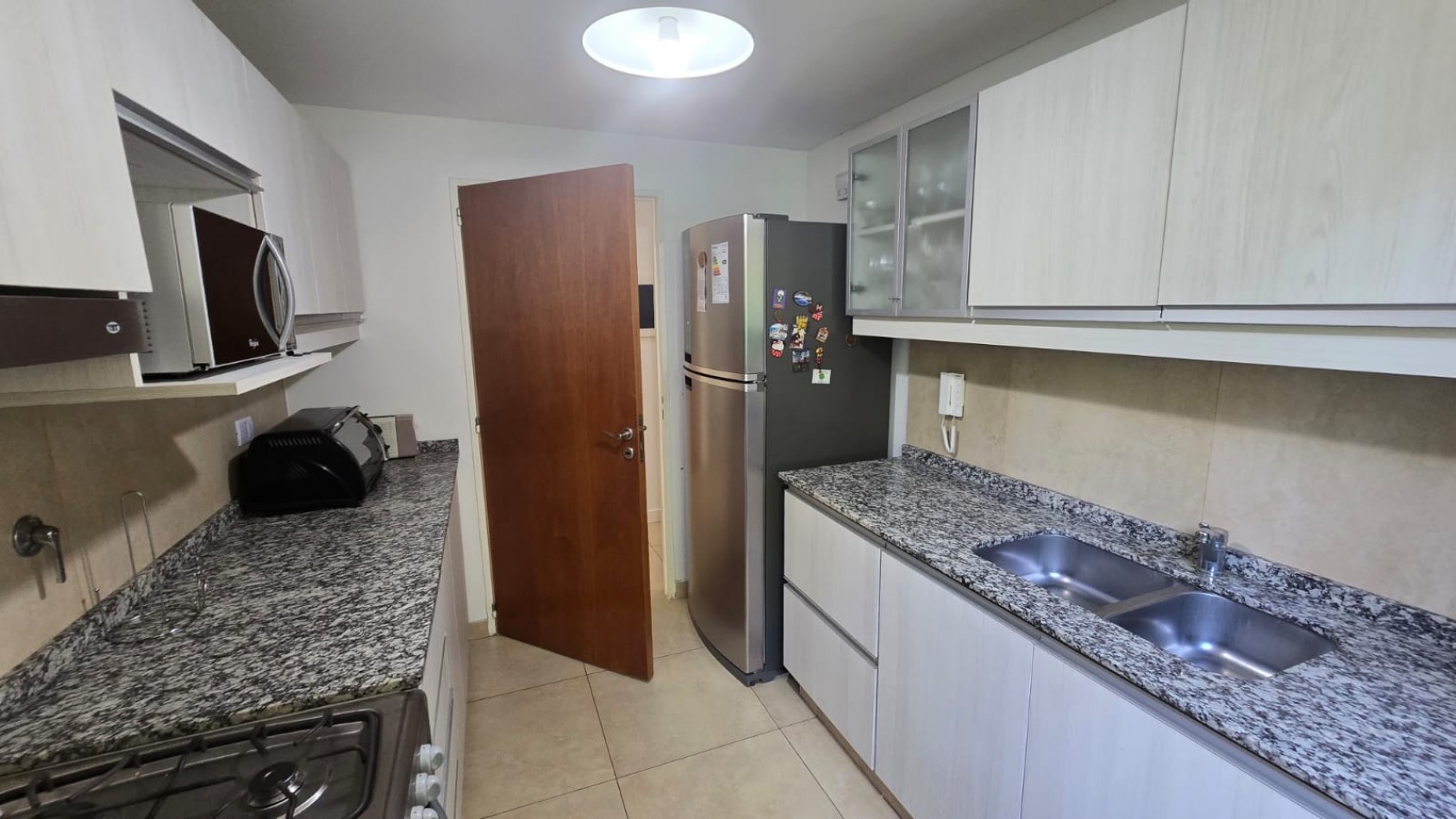 DEPARTAMENTO 3 AMB. PLANTA BAJA C/ COCHERA Y PARQUE (COMPLEJO CERRADO)