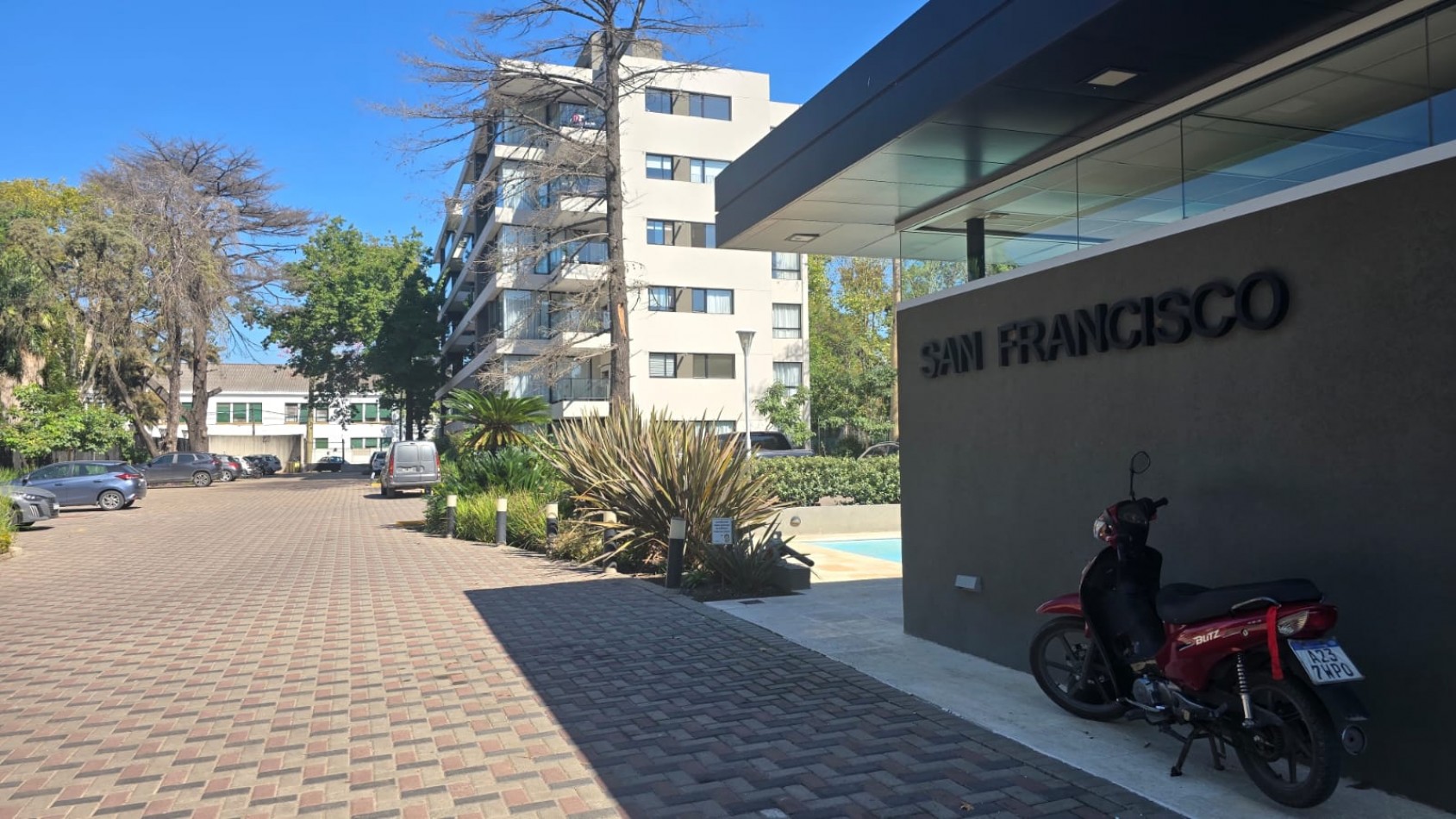 DEPARTAMENTO 3 AMB. PLANTA BAJA C/ COCHERA Y PARQUE (COMPLEJO CERRADO)