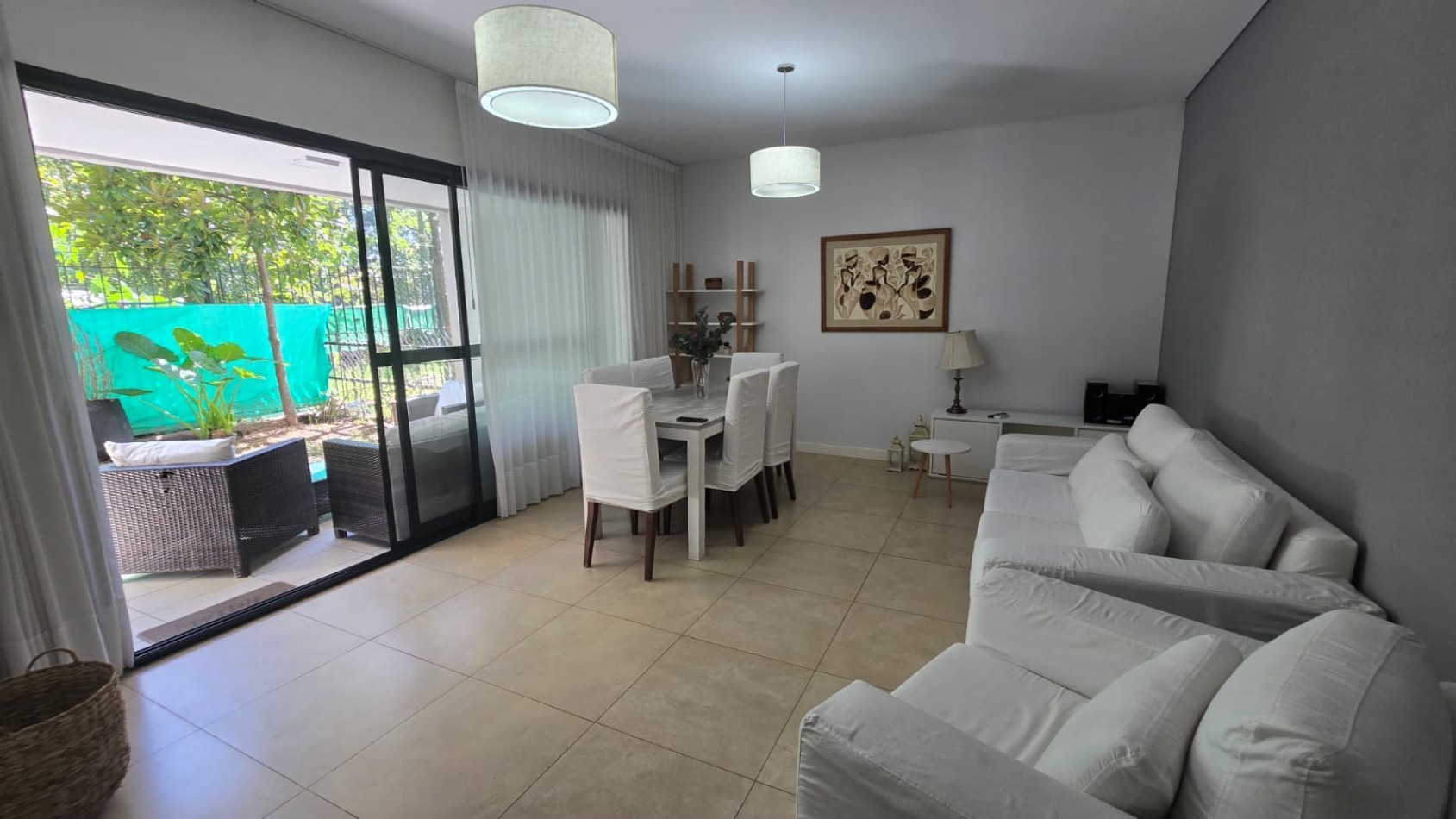 DEPARTAMENTO 3 AMB. PLANTA BAJA C/ COCHERA Y PARQUE (COMPLEJO CERRADO)