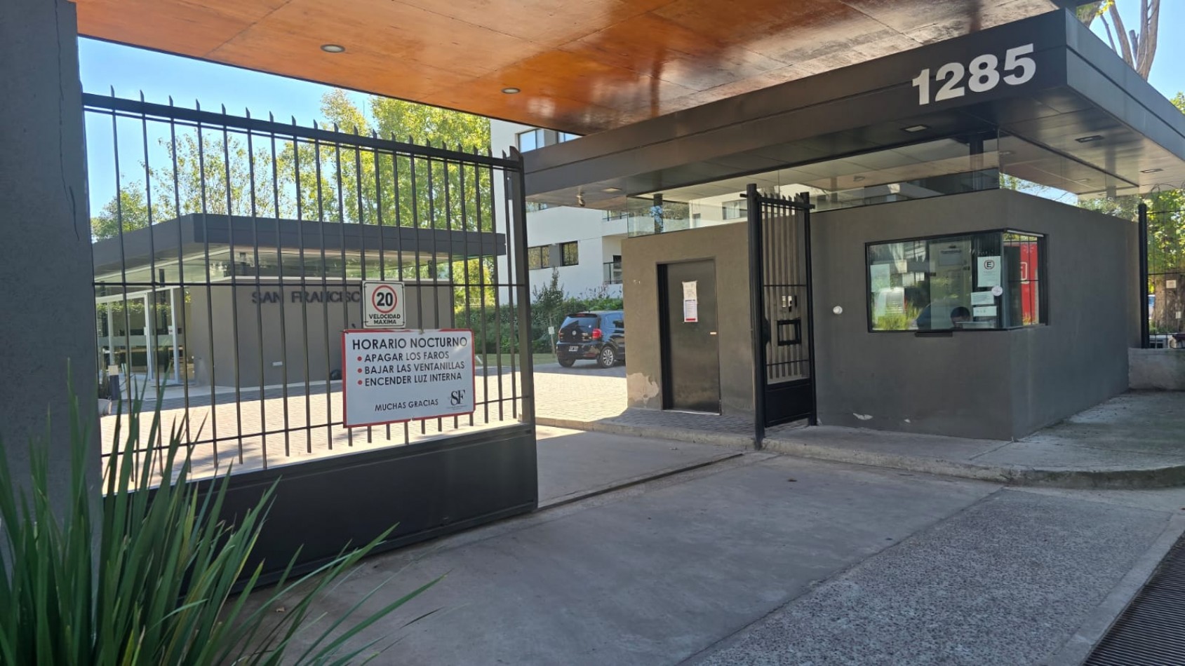 DEPARTAMENTO 3 AMB. PLANTA BAJA C/ COCHERA Y PARQUE (COMPLEJO CERRADO)