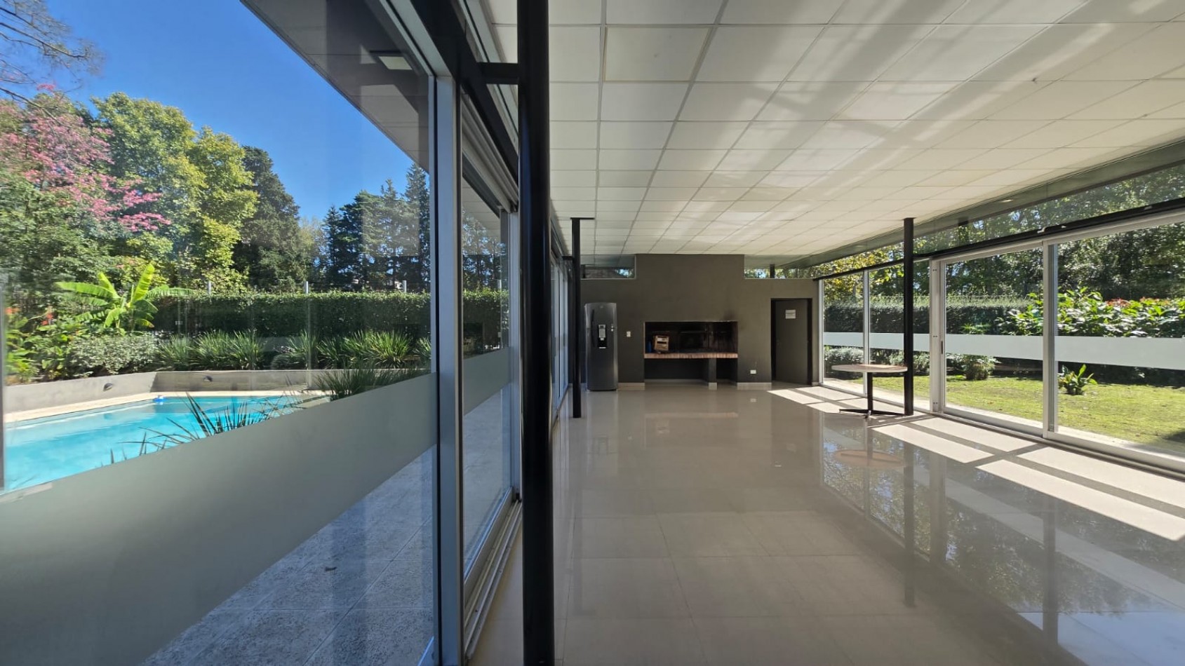 DEPARTAMENTO 3 AMB. PLANTA BAJA C/ COCHERA Y PARQUE (COMPLEJO CERRADO)