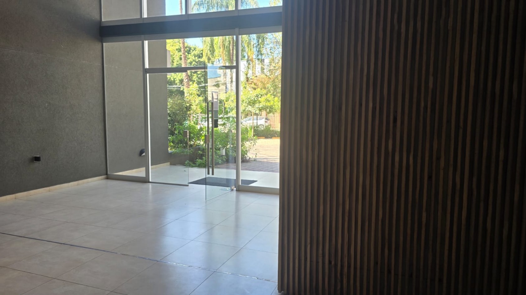 DEPARTAMENTO 3 AMB. PLANTA BAJA C/ COCHERA Y PARQUE (COMPLEJO CERRADO)