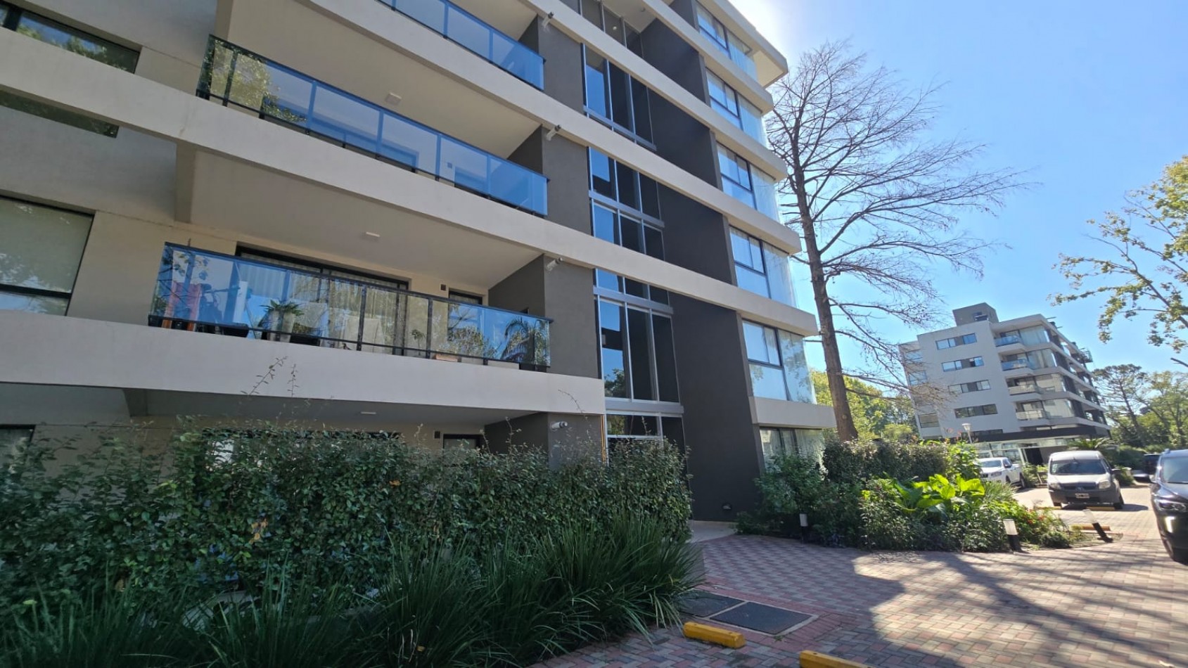 DEPARTAMENTO 3 AMB. PLANTA BAJA C/ COCHERA Y PARQUE (COMPLEJO CERRADO)