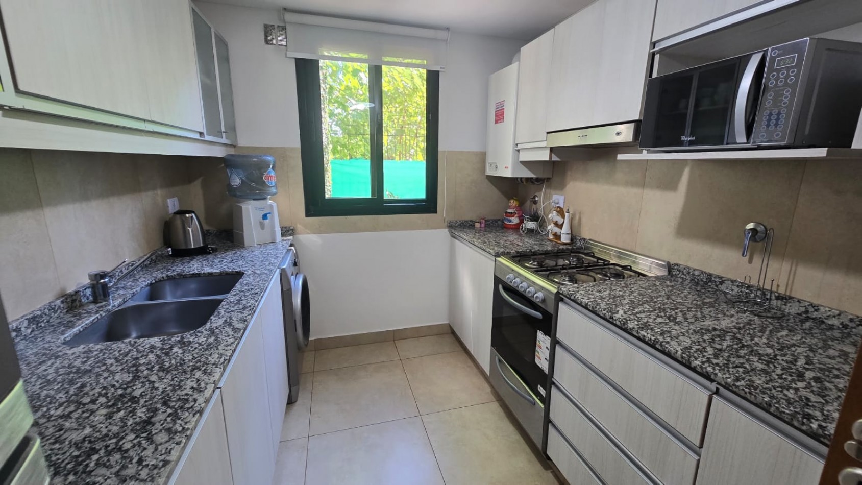 DEPARTAMENTO 3 AMB. PLANTA BAJA C/ COCHERA Y PARQUE (COMPLEJO CERRADO)