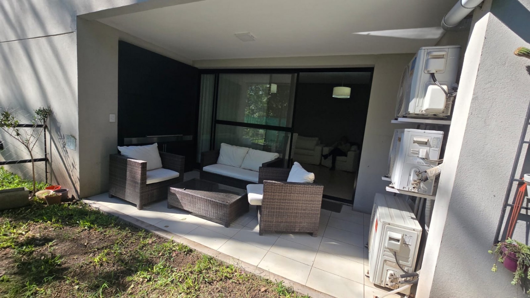 DEPARTAMENTO 3 AMB. PLANTA BAJA C/ COCHERA Y PARQUE (COMPLEJO CERRADO)