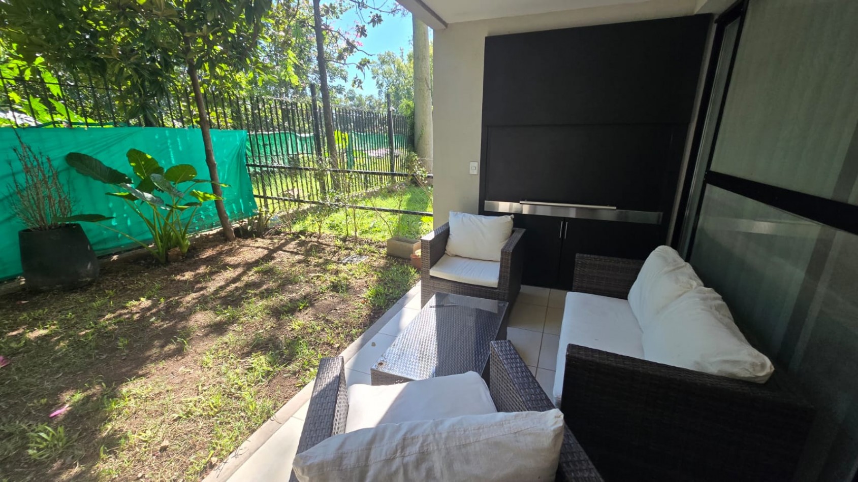 DEPARTAMENTO 3 AMB. PLANTA BAJA C/ COCHERA Y PARQUE (COMPLEJO CERRADO)