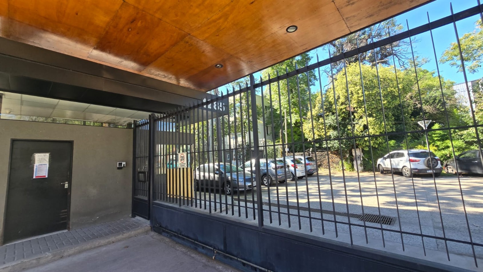 DEPARTAMENTO 3 AMB. PLANTA BAJA C/ COCHERA Y PARQUE (COMPLEJO CERRADO)