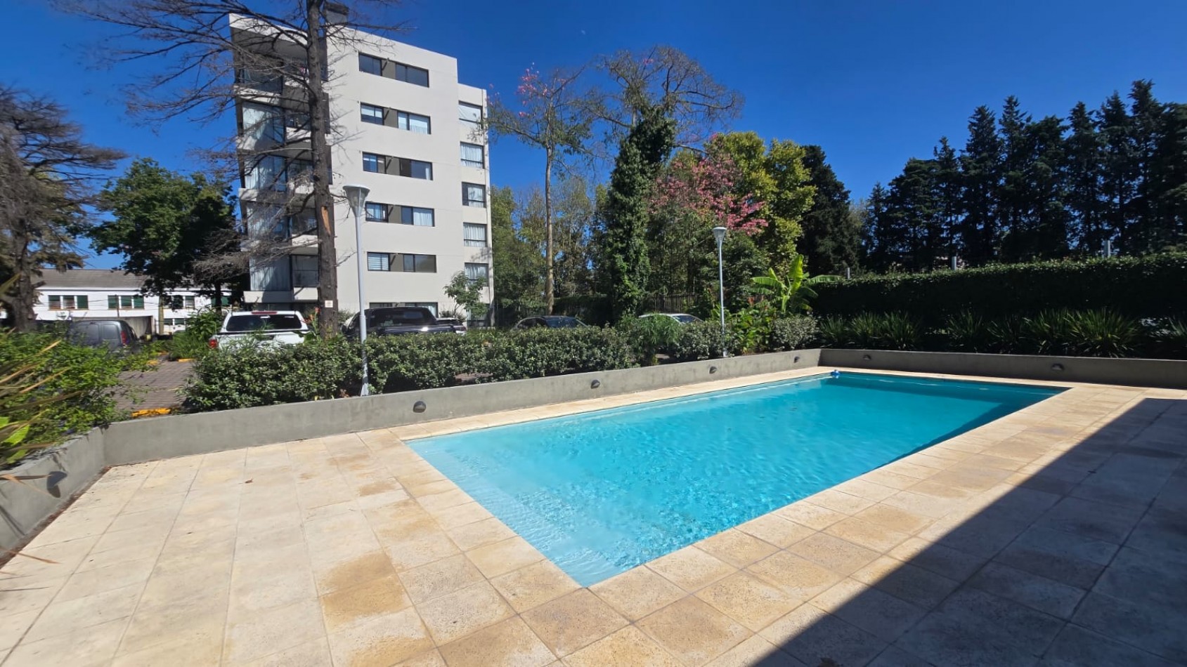 DEPARTAMENTO 3 AMB. PLANTA BAJA C/ COCHERA Y PARQUE (COMPLEJO CERRADO)