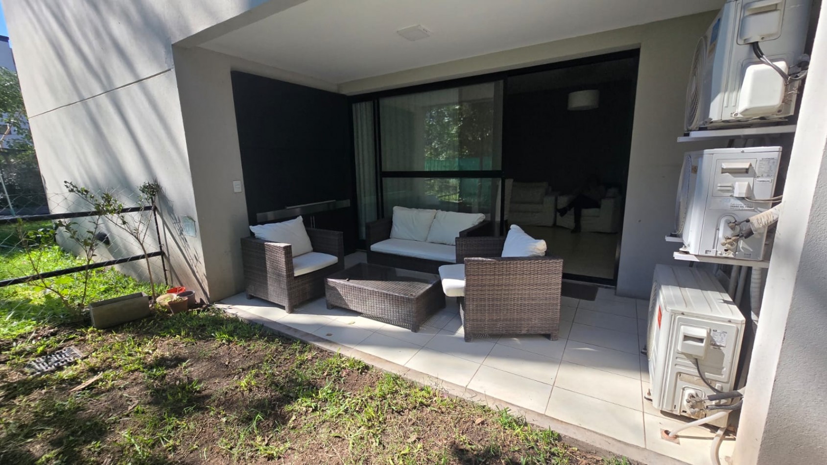 DEPARTAMENTO 3 AMB. PLANTA BAJA C/ COCHERA Y PARQUE (COMPLEJO CERRADO)