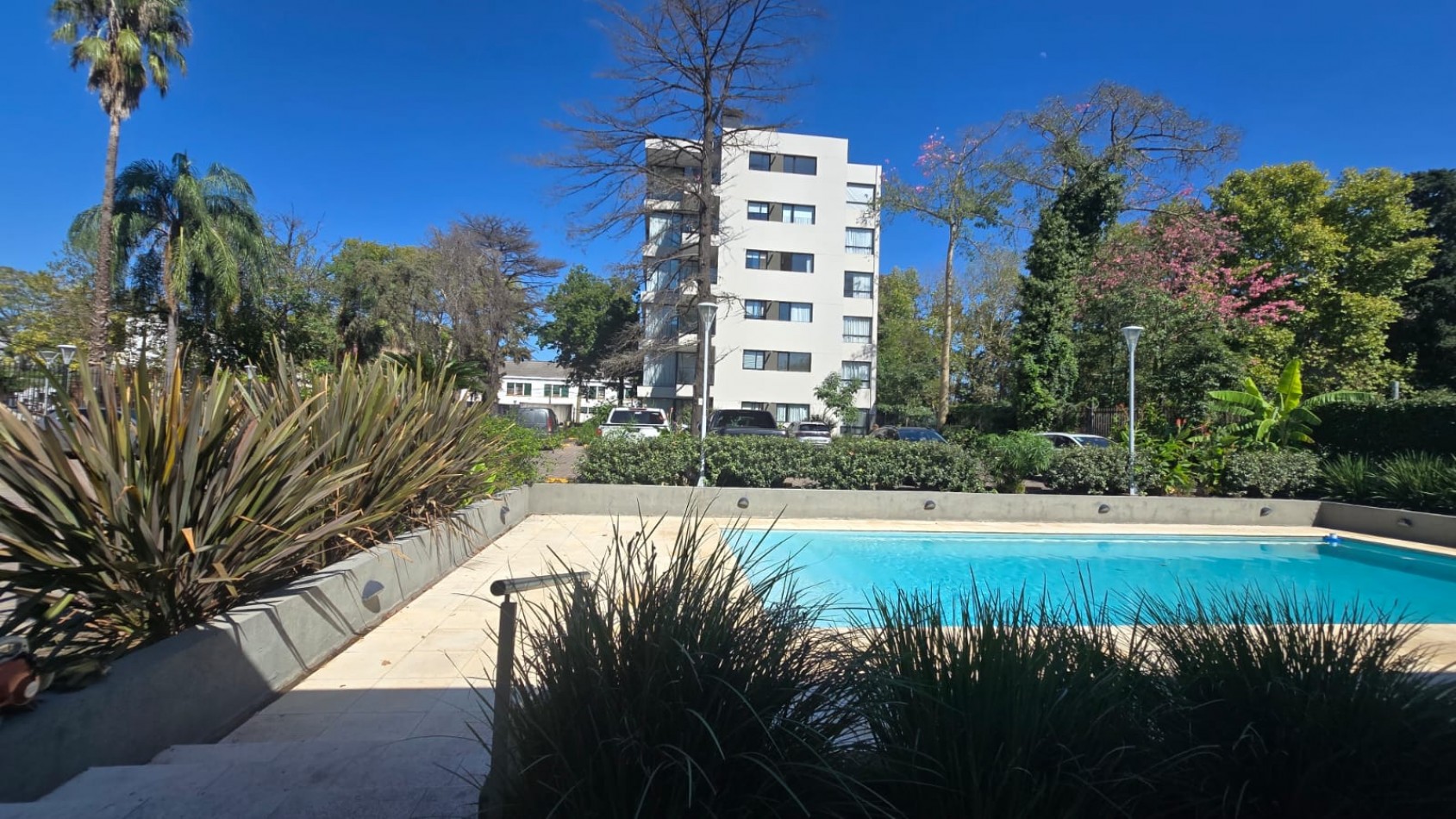 DEPARTAMENTO 3 AMB. PLANTA BAJA C/ COCHERA Y PARQUE (COMPLEJO CERRADO)