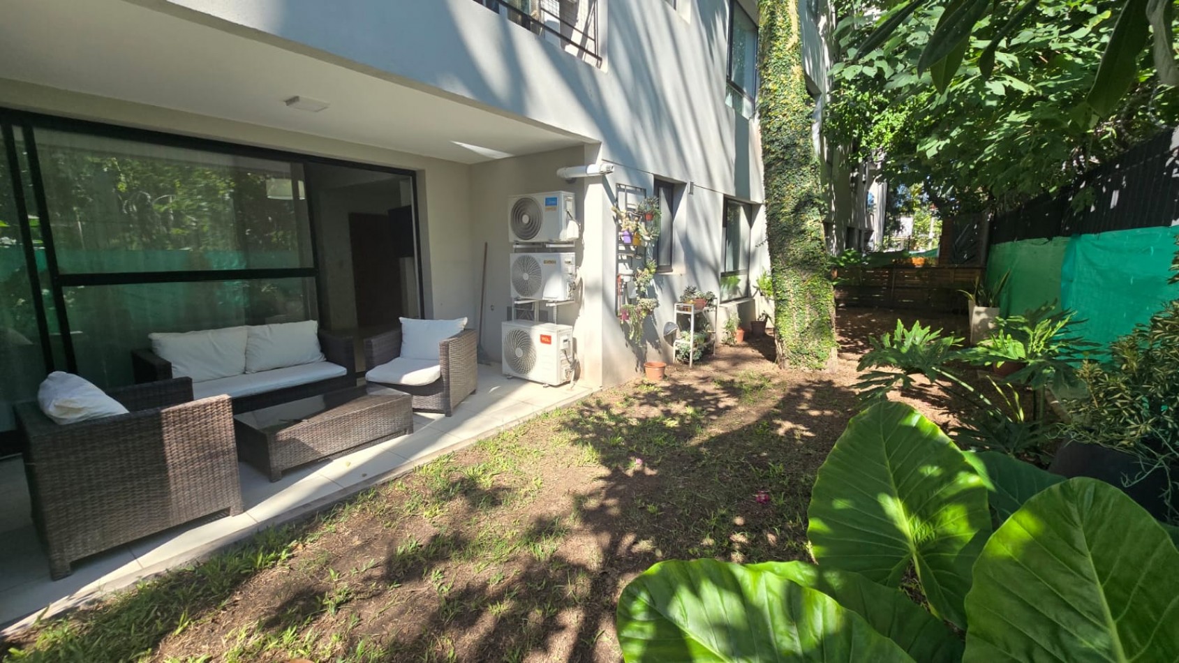 DEPARTAMENTO 3 AMB. PLANTA BAJA C/ COCHERA Y PARQUE (COMPLEJO CERRADO)