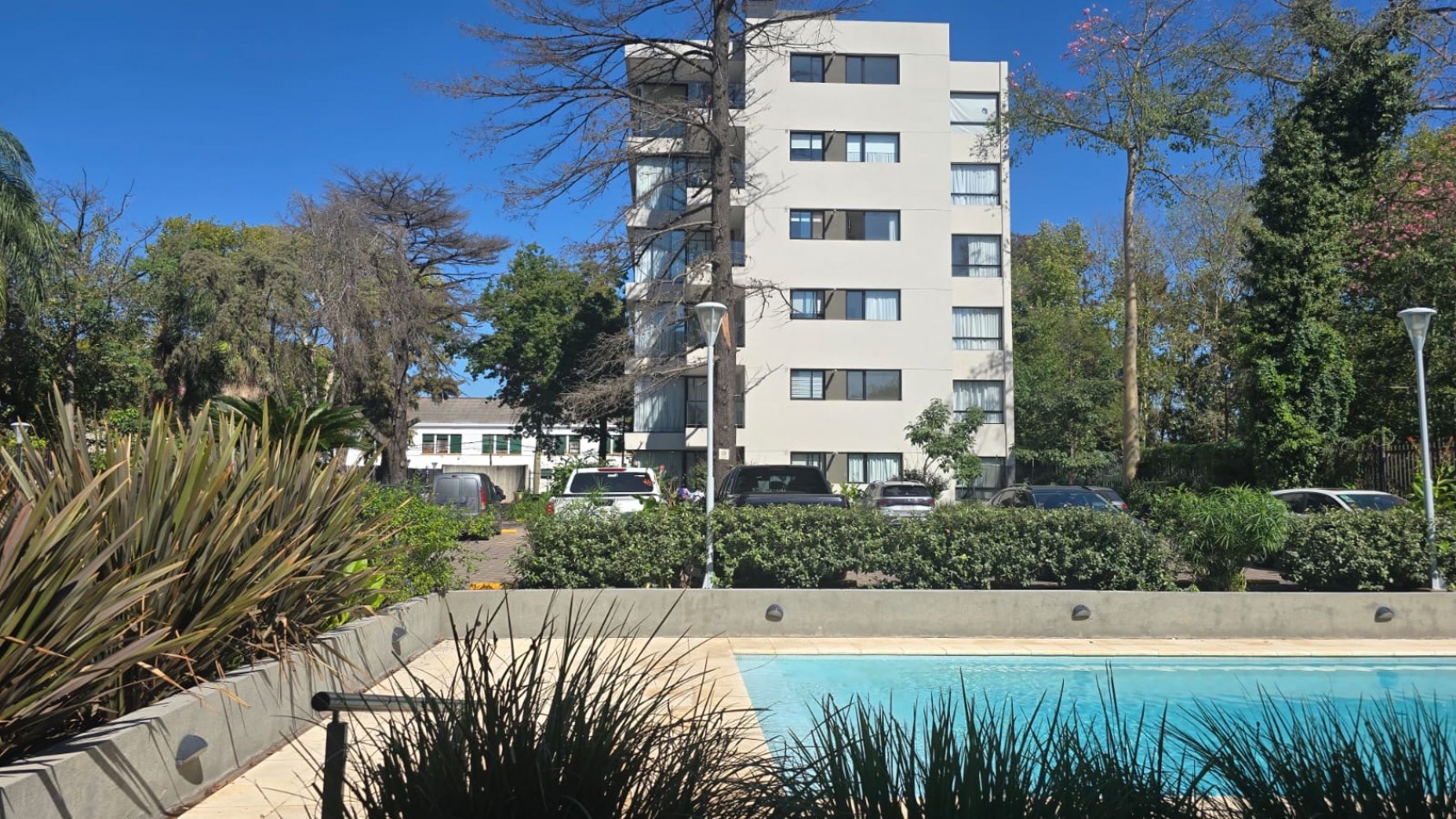 DEPARTAMENTO 3 AMB. PLANTA BAJA C/ COCHERA Y PARQUE (COMPLEJO CERRADO)